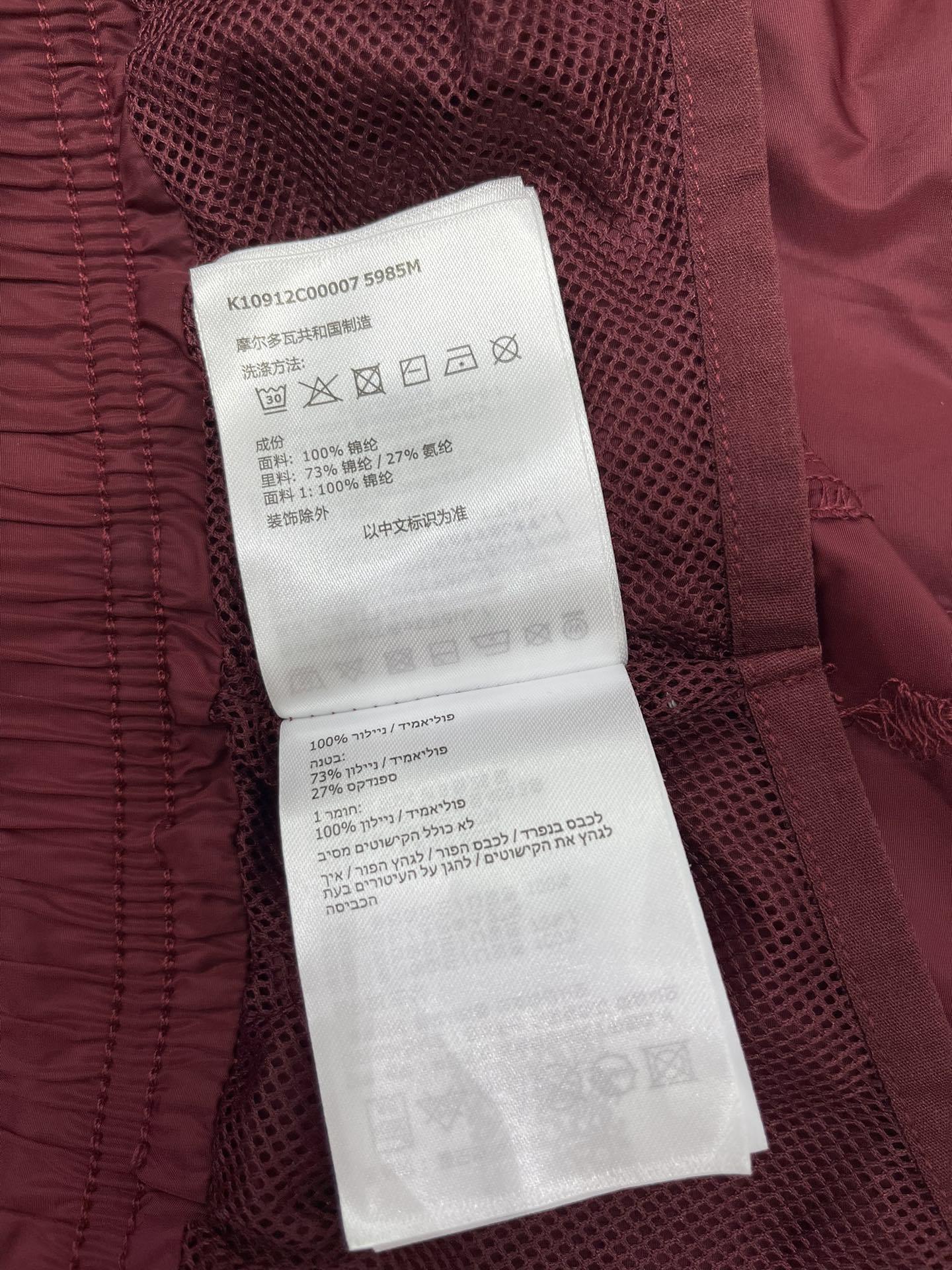 𝗠𝗢𝗡𝗖𝗟𝗘* 蒙口男士沙滩游泳裤
这款MONCLER*的男士沙滩游泳裤!👑 简约而不失时尚的设计深深