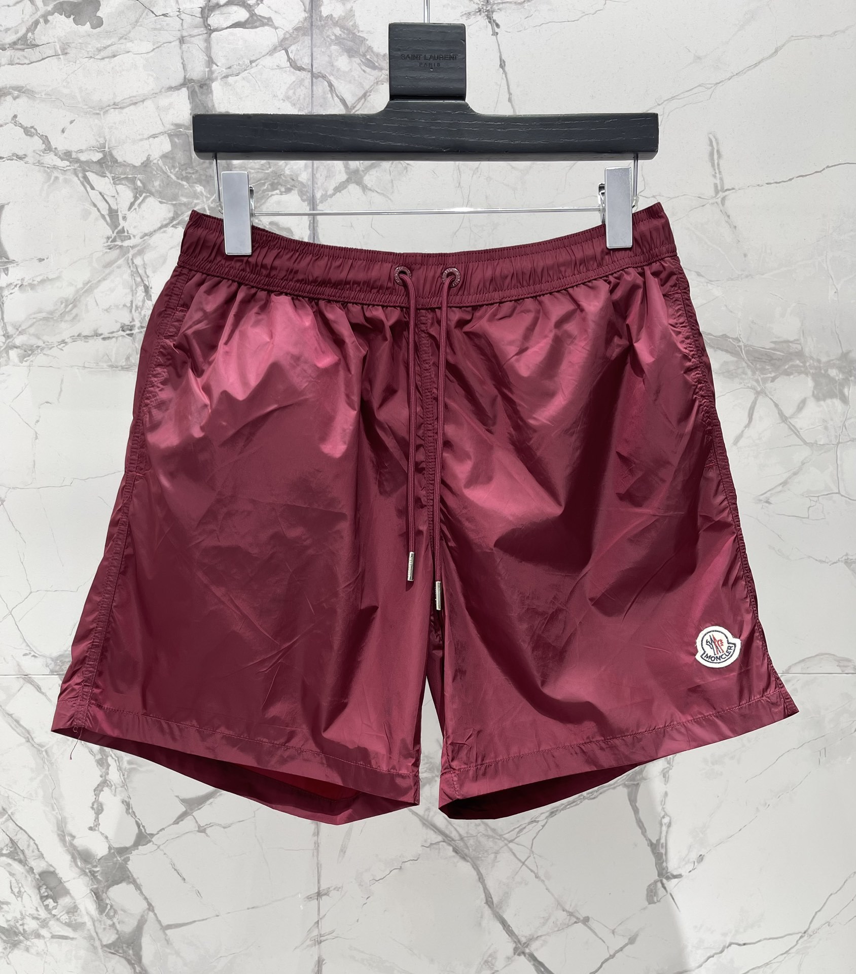 𝗠𝗢𝗡𝗖𝗟𝗘* 蒙口男士沙滩游泳裤
这款MONCLER*的男士沙滩游泳裤!👑 简约而不失时尚的设计深深