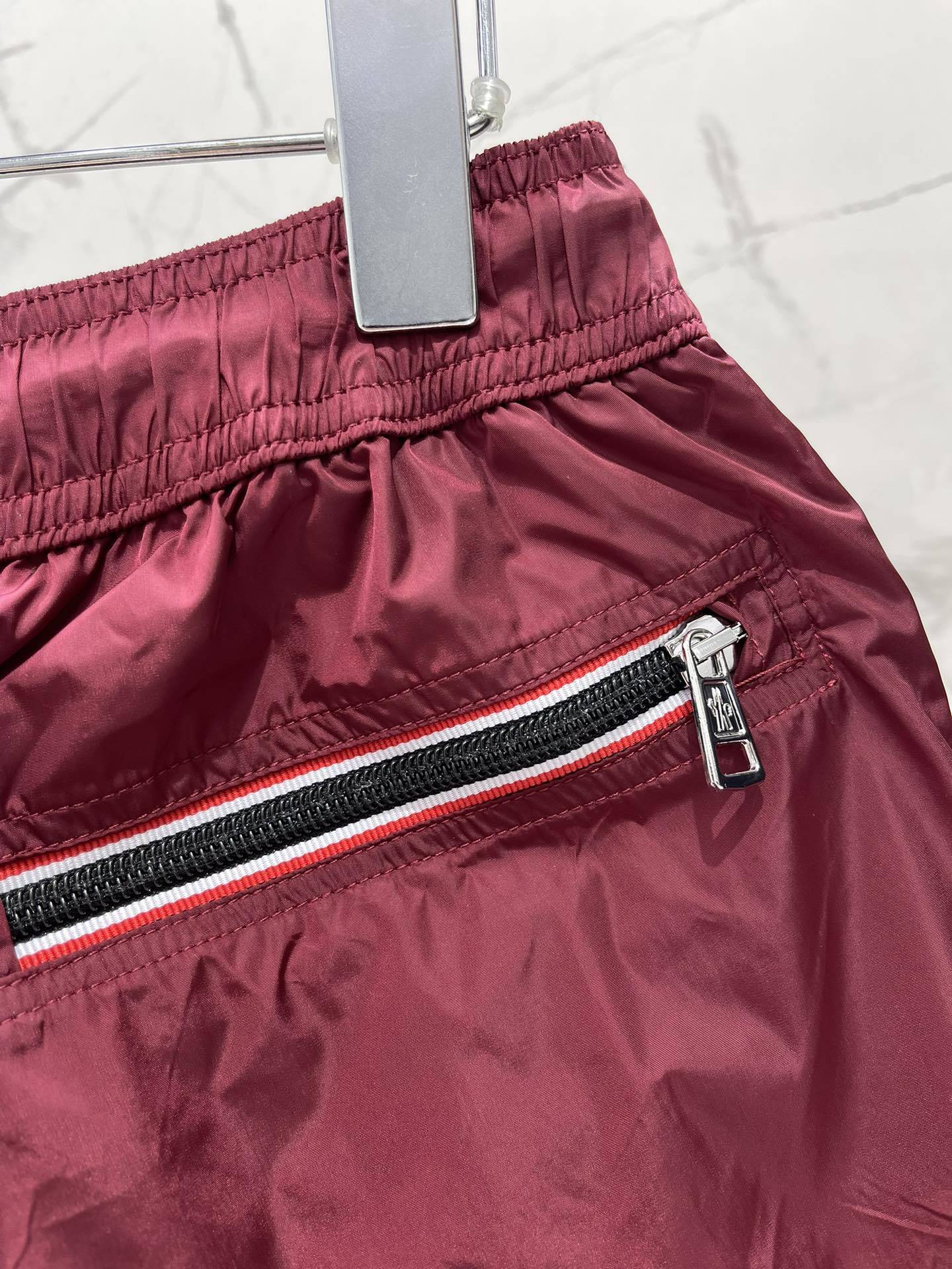 𝗠𝗢𝗡𝗖𝗟𝗘* 蒙口男士沙滩游泳裤
这款MONCLER*的男士沙滩游泳裤!👑 简约而不失时尚的设计深深