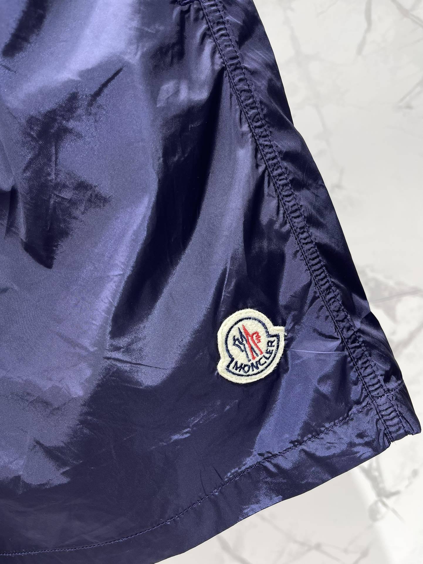 𝗠𝗢𝗡𝗖𝗟𝗘* 蒙口男士沙滩游泳裤
这款MONCLER*的男士沙滩游泳裤!👑 简约而不失时尚的设计深深