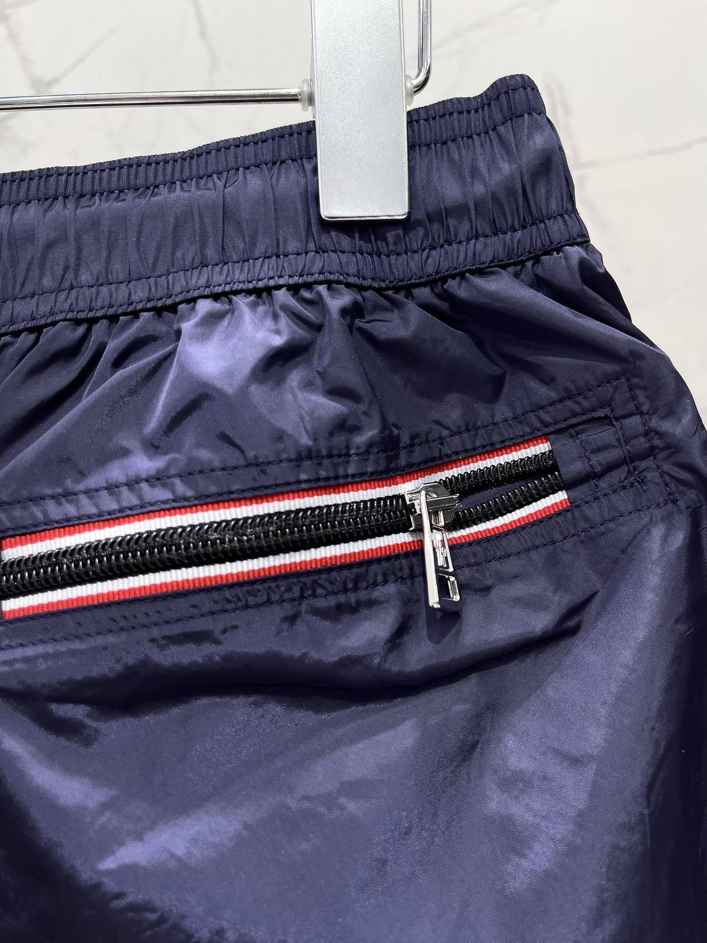 𝗠𝗢𝗡𝗖𝗟𝗘* 蒙口男士沙滩游泳裤
这款MONCLER*的男士沙滩游泳裤!👑 简约而不失时尚的设计深深