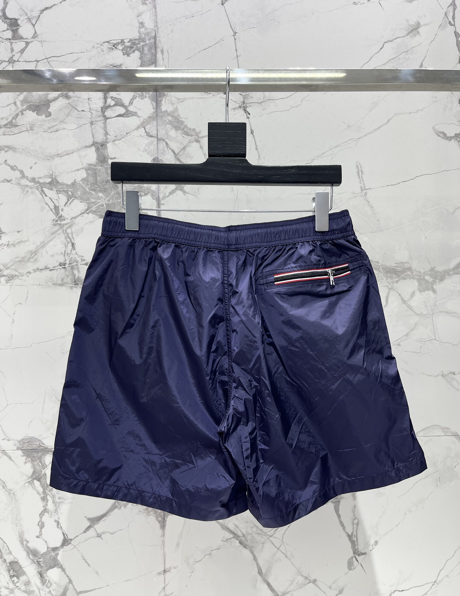 𝗠𝗢𝗡𝗖𝗟𝗘* 蒙口男士沙滩游泳裤
这款MONCLER*的男士沙滩游泳裤!👑 简约而不失时尚的设计深深