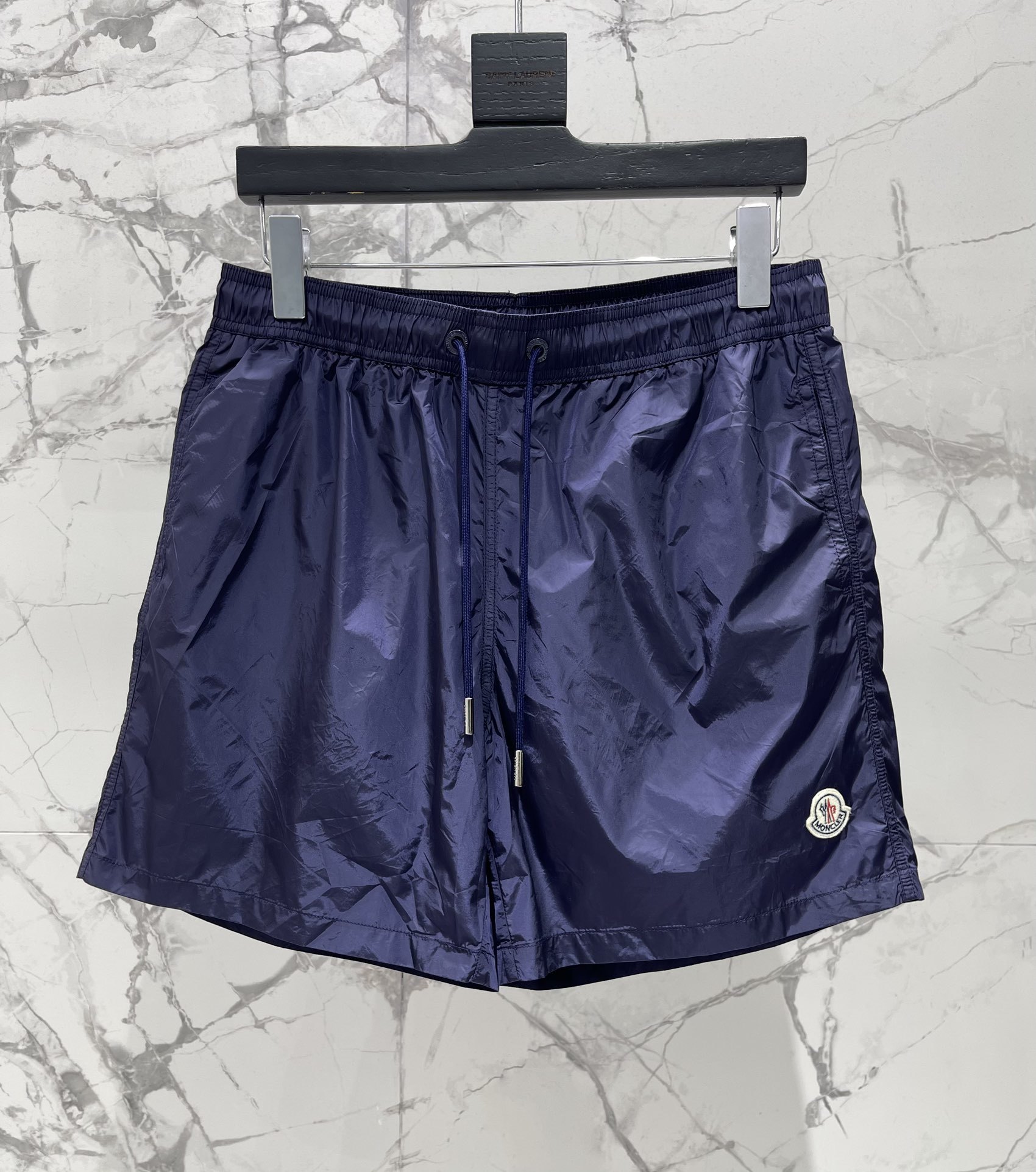 𝗠𝗢𝗡𝗖𝗟𝗘* 蒙口男士沙滩游泳裤
这款MONCLER*的男士沙滩游泳裤!👑 简约而不失时尚的设计深深