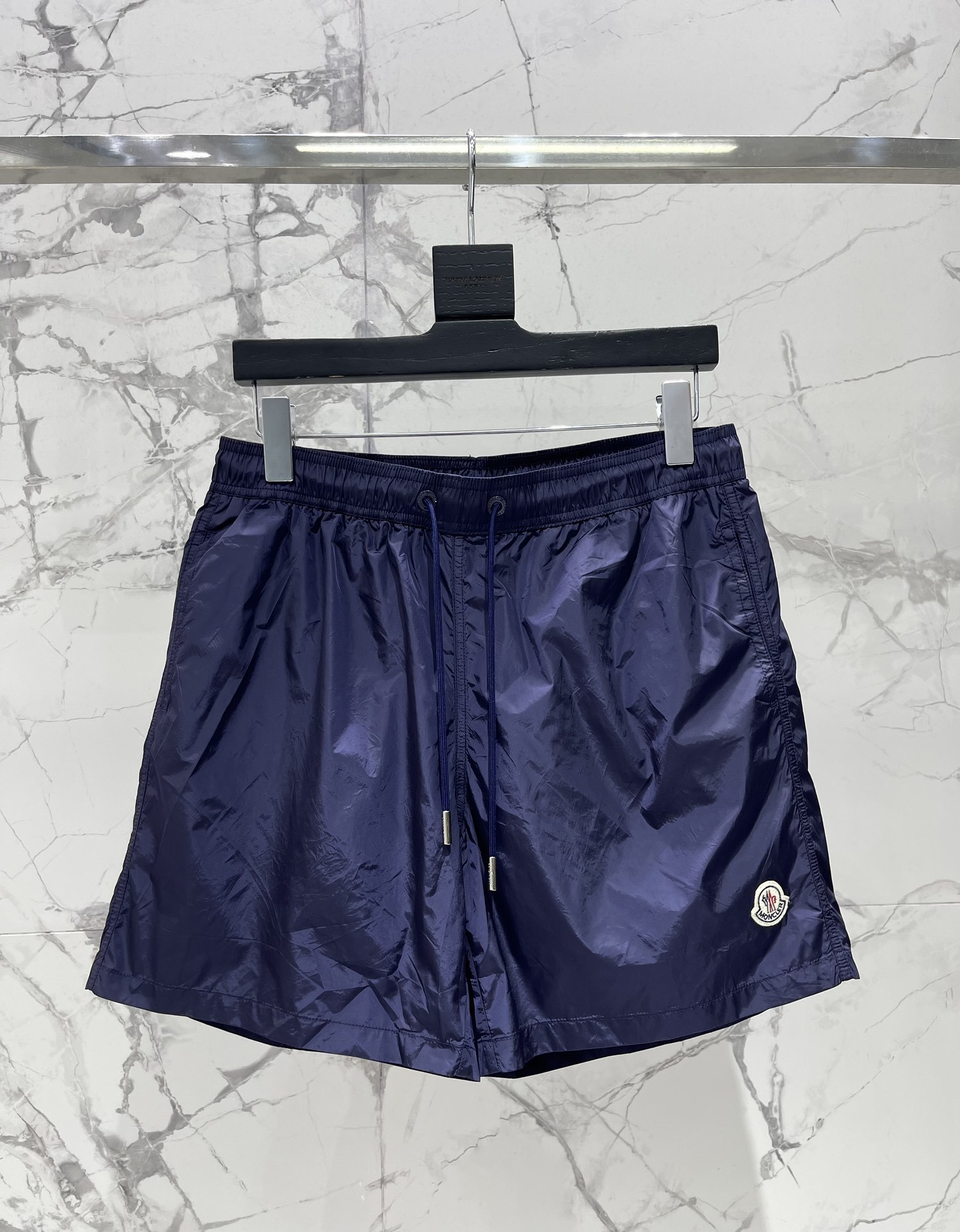 𝗠𝗢𝗡𝗖𝗟𝗘* 蒙口男士沙滩游泳裤
这款MONCLER*的男士沙滩游泳裤!👑 简约而不失时尚的设计深深