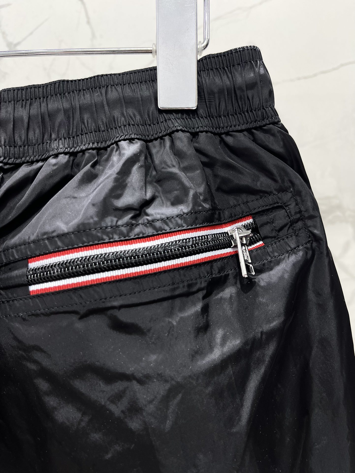 𝗠𝗢𝗡𝗖𝗟𝗘* 蒙口男士沙滩游泳裤
这款MONCLER*的男士沙滩游泳裤!👑 简约而不失时尚的设计深深