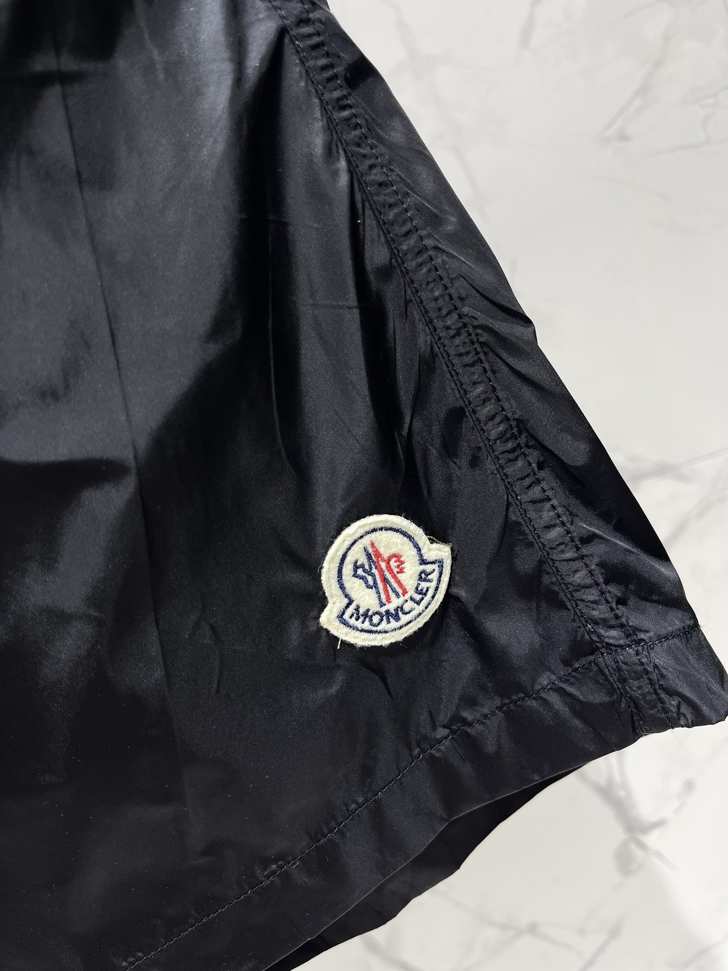 𝗠𝗢𝗡𝗖𝗟𝗘* 蒙口男士沙滩游泳裤
这款MONCLER*的男士沙滩游泳裤!👑 简约而不失时尚的设计深深