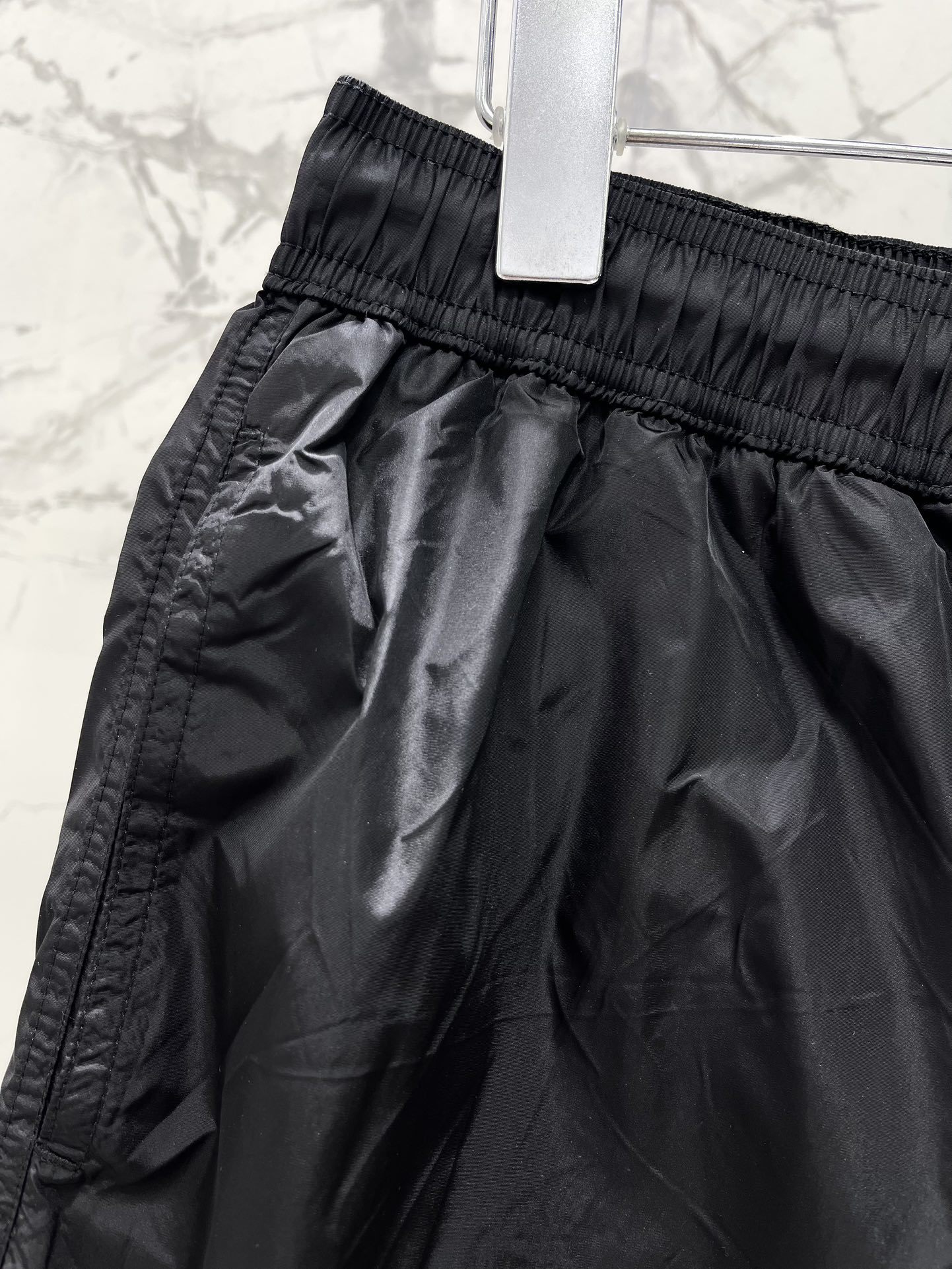 𝗠𝗢𝗡𝗖𝗟𝗘* 蒙口男士沙滩游泳裤
这款MONCLER*的男士沙滩游泳裤!👑 简约而不失时尚的设计深深