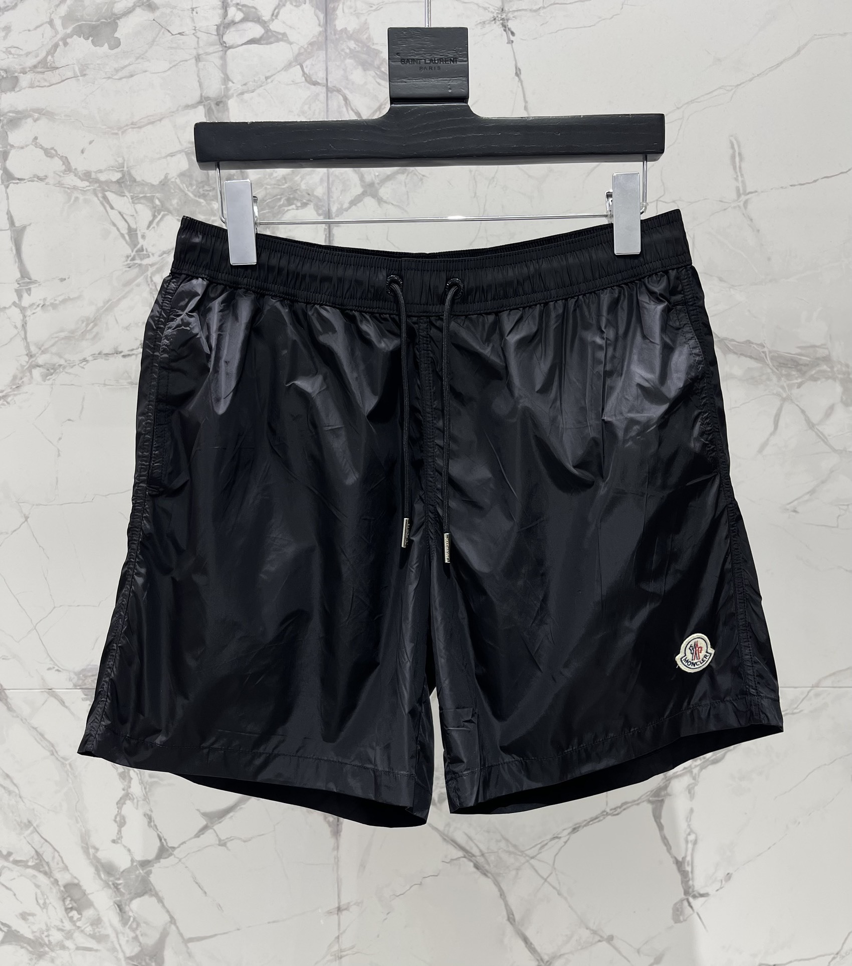 𝗠𝗢𝗡𝗖𝗟𝗘* 蒙口男士沙滩游泳裤
这款MONCLER*的男士沙滩游泳裤!👑 简约而不失时尚的设计深深