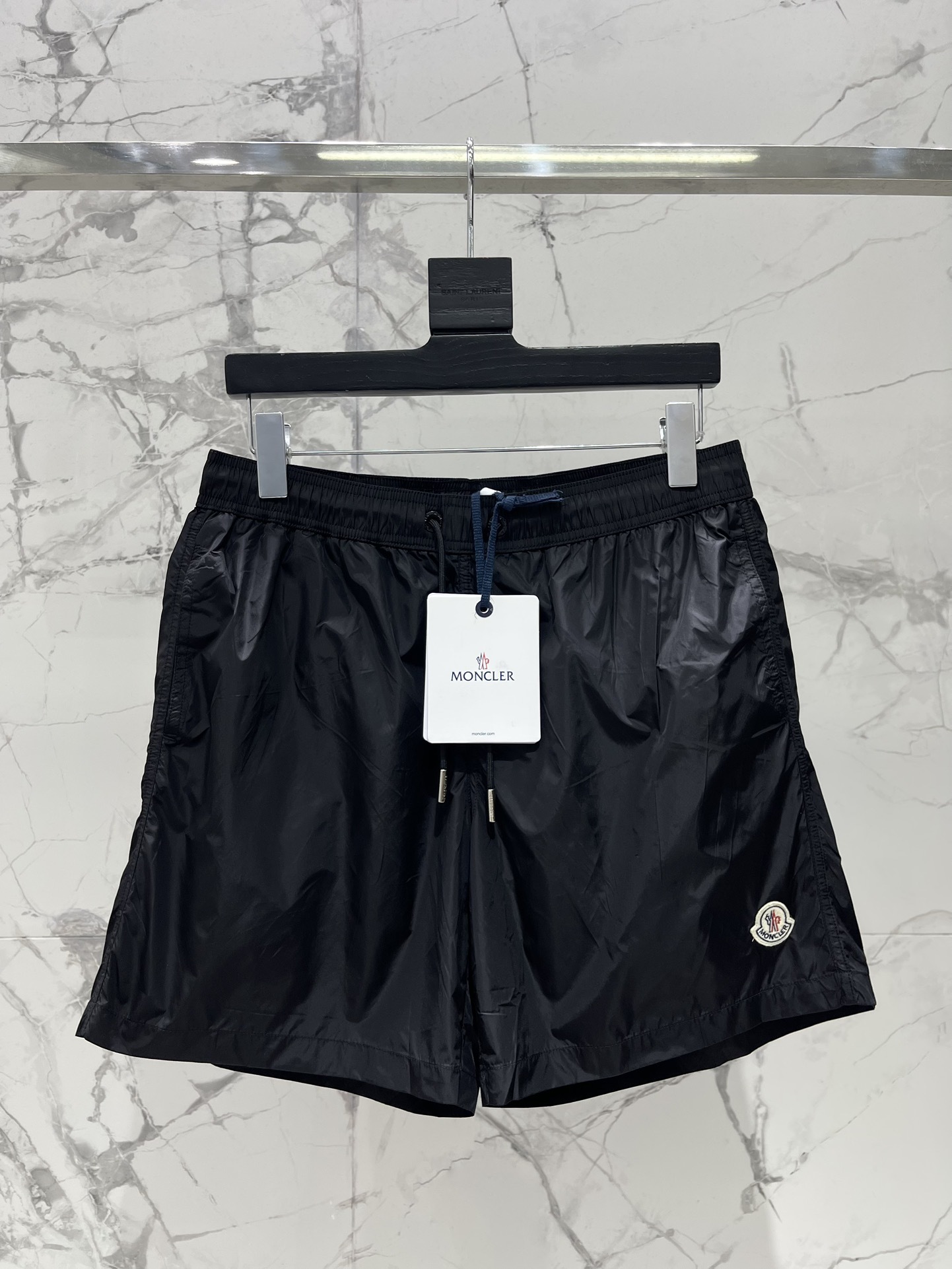 𝗠𝗢𝗡𝗖𝗟𝗘* 蒙口男士沙滩游泳裤
这款MONCLER*的男士沙滩游泳裤!👑 简约而不失时尚的设计深深