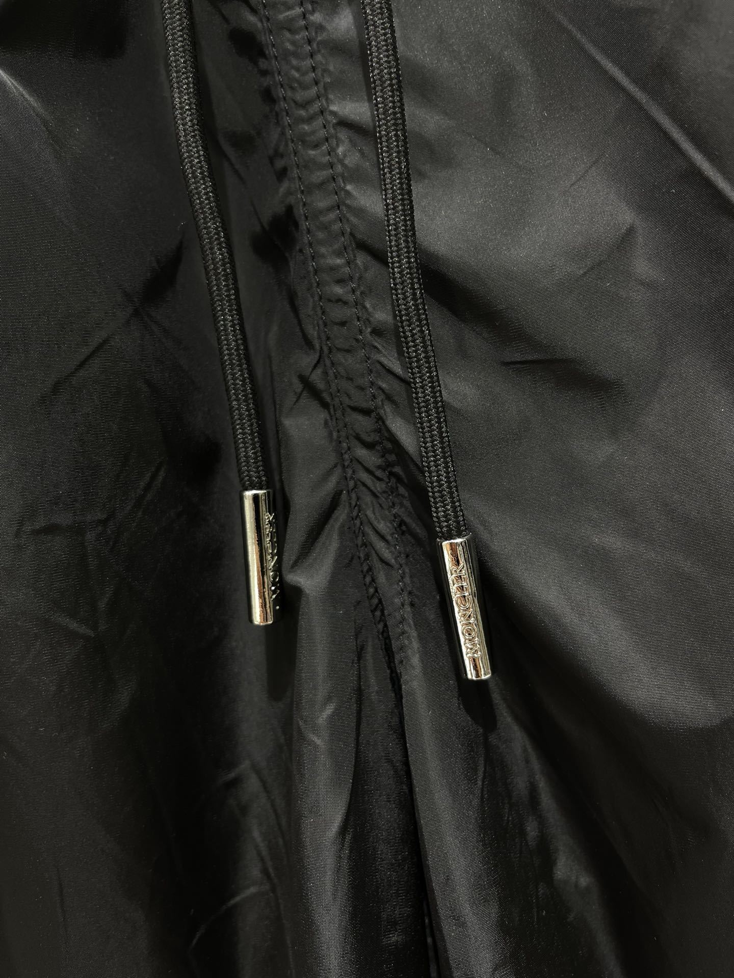 𝗠𝗢𝗡𝗖𝗟𝗘* 蒙口男士沙滩游泳裤
这款MONCLER*的男士沙滩游泳裤!👑 简约而不失时尚的设计深深