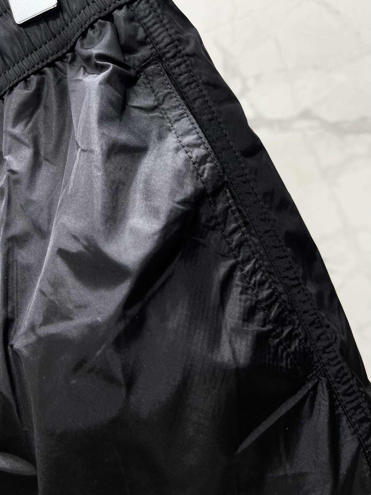𝗠𝗢𝗡𝗖𝗟𝗘* 蒙口男士沙滩游泳裤
这款MONCLER*的男士沙滩游泳裤!👑 简约而不失时尚的设计深深