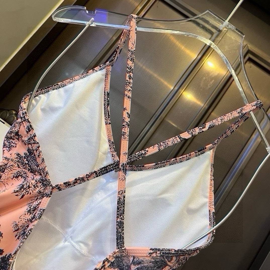 。

Dior迪奥2024官方新款连体泳衣比基尼，S M L XL