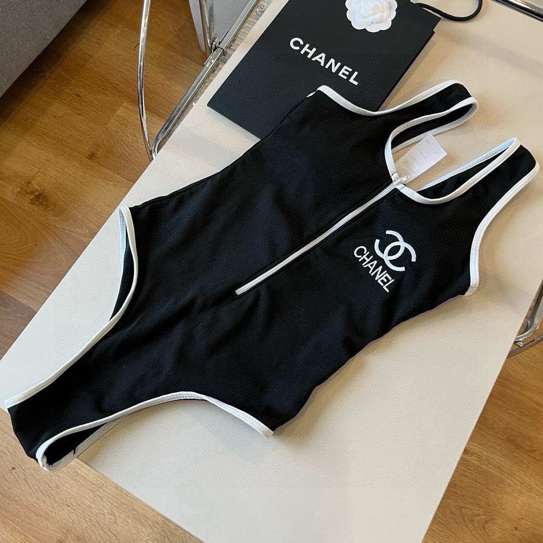 。

Chanel香奈儿新款连体泳衣，针织面料， S  M L XL