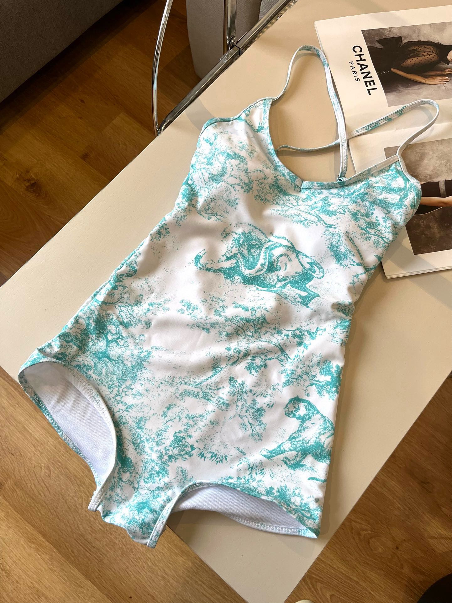 。
Dior迪奥新款连体泳衣  😍🥰适合多种场景的游泳衣🏊‍♀️海边 游泳池 温泉 水上乐园 漂流都可以