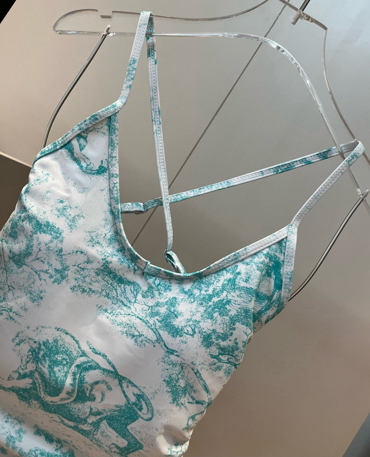 。
Dior迪奥新款连体泳衣  😍🥰适合多种场景的游泳衣🏊‍♀️海边 游泳池 温泉 水上乐园 漂流都可以