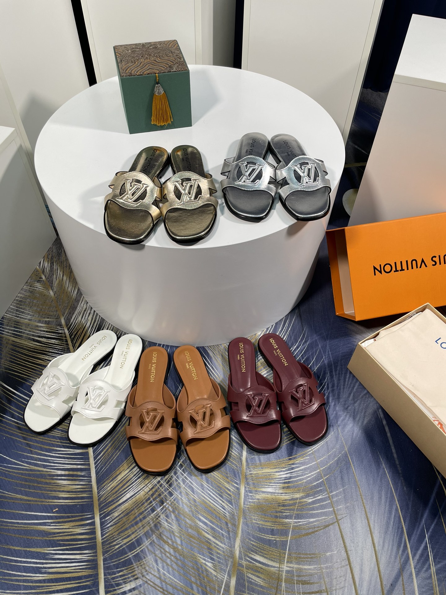 NO:467166,. Flat heels donkey counter synchronization (high-end version). Fabric imported top layer cowhide fabric 5D three-dimensional imprinting process, clear three-dimensional. Imported sheepskin. Outsole Italian imported genuine leather sole. The most beautiful item must be found in summer. Original drawer box packaging. 5 color black, white, brown, burgundy, gold, silver. Number of 35-40 (can be customized for 41, no return or exchange), slippers, louis vuitton, louis vuitton, slippers, cowhide, sheepskin19860909.平跟 驴家专柜同步（高版本）.面料进口头层牛皮面料5D立体压印工艺 ,清晰立体.进口羊皮里.大底意大利进口真皮底 .夏季必备最美单品.原版抽屉盒包装.5颜色黑色 白色 棕色 酒红 金色 银色.码数35-40（可订做41,不退换）,拖鞋,louis vuitton,louis vuitton,slippers,cowhide,sheepskin,Women's Shoes