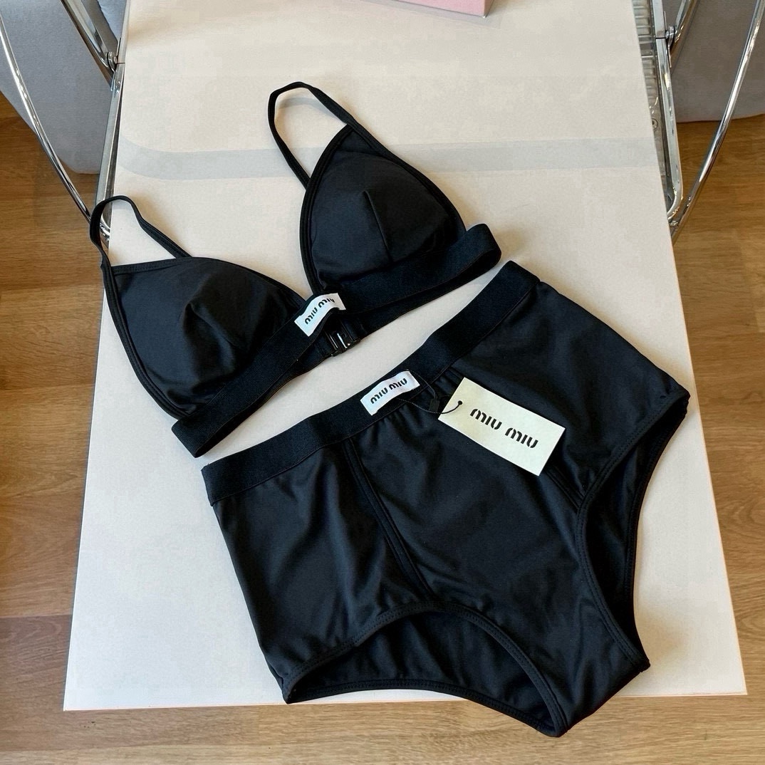 。

miumiu缪缪分体套装新款分体泳衣😍🥰适合多种场景的游泳衣🏊‍♀️海边 游泳池 温泉 水上乐园 