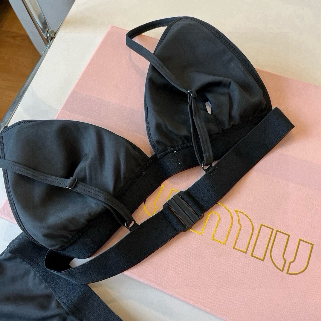 。

miumiu缪缪分体套装新款分体泳衣😍🥰适合多种场景的游泳衣🏊‍♀️海边 游泳池 温泉 水上乐园 