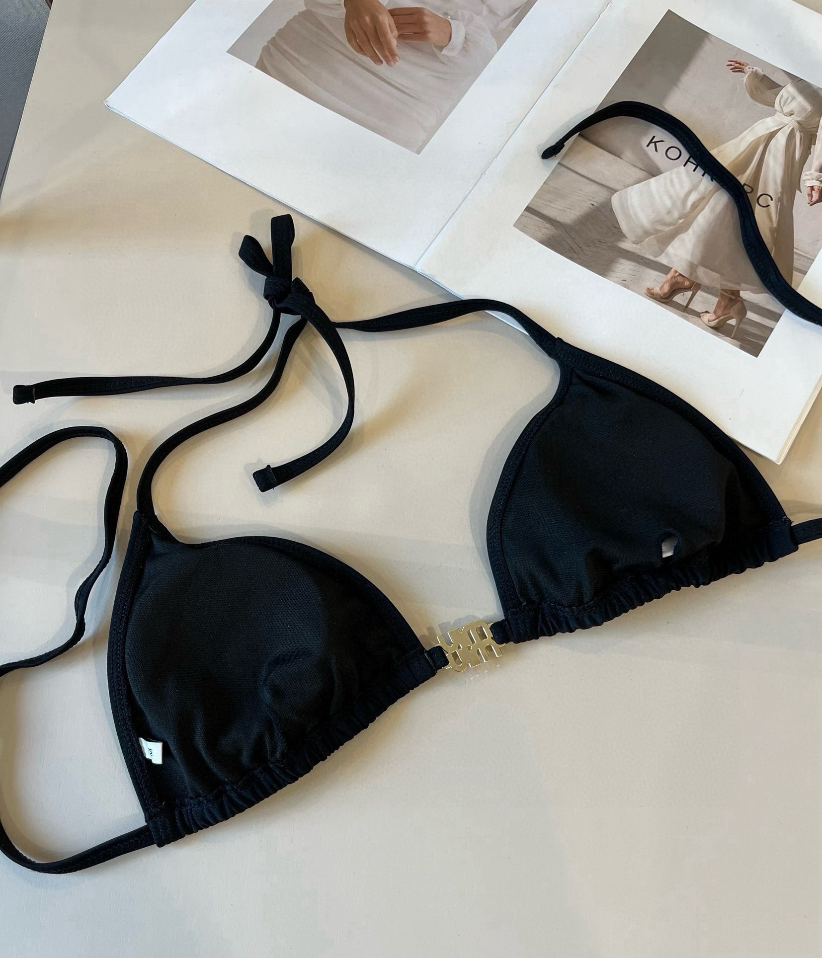 。

miumiu缪缪新款比基尼😍🥰适合多种场景的游泳衣🏊‍♀️海边 游泳池 温泉 水上乐园 漂流都可以