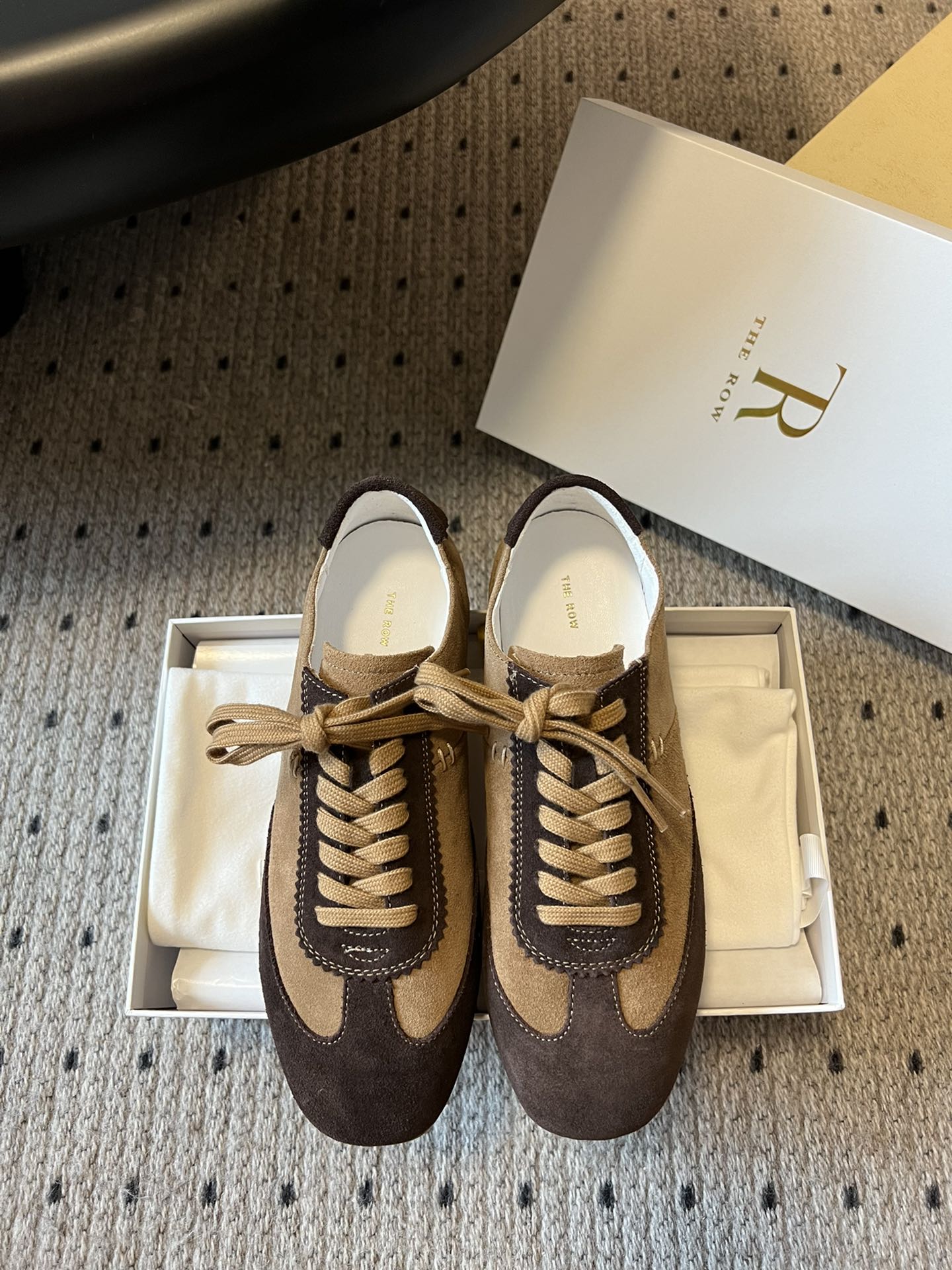 NO:404526,The Row 25ss German training sneakers Forrest Gump shoes carry casual minimalist to the end!  Therow is always the most simple, very comfortable and versatile pair of shoes. The feel of the cloud-like feet is so comfortable that I don’t want to take it off! It’s very versatile, the heel is a little taller, the shoes are very light, and the structural fabric is genuine leather splicing is very layered!  But it looks very thin and comfortable to wear. As long as you wear these pairs of German training shoes, you will fall in love with TA's softness and softness. It is low-key and unique. You don't have to worry about matching issues at all. You can wear it in a fashionable way without any effort. You can wear it all year round with a shoe cabinet!  Fabric: imported calfskin fetal velvet feels delicate, inner: mixed-bred sheepskin, footbed material calfskin Outsole: mold rubber sole Lightweight, soft, comfortable and non-slip Size: 35-40 (40 custom made without return or exchange), casual shoes/sports shoes, sneakers, cowhide, sheepskin19860909莞产 The Row 25ss德训运动鞋 阿甘鞋 将休闲极简进行到底！极简永远可以相信Therow,很舒适,很百搭的一双鞋.云朵般的脚感,舒服到不想脱下! 非常百搭,后跟还有一点增高,鞋子很轻巧,结构面料真皮拼接又很有层次感！ 但又非常显腿细,上脚非常舒服,这双德训鞋只要穿上就会爱上TA的软糯,低调又不失个性,完全不用担心搭配问题, 毫不费力就能穿出时尚感,一年四季可穿鞋柜必备！ 面料:进口小牛皮胎牛绒手感细腻, 内里:混种羊皮,垫脚材质小牛皮 大底:模具橡胶大底 轻巧柔软舒适又防滑 码数:35-40（40定制不退换）,休闲鞋/运动鞋,sneakers,cowhide,sheepskin,Women's Shoes