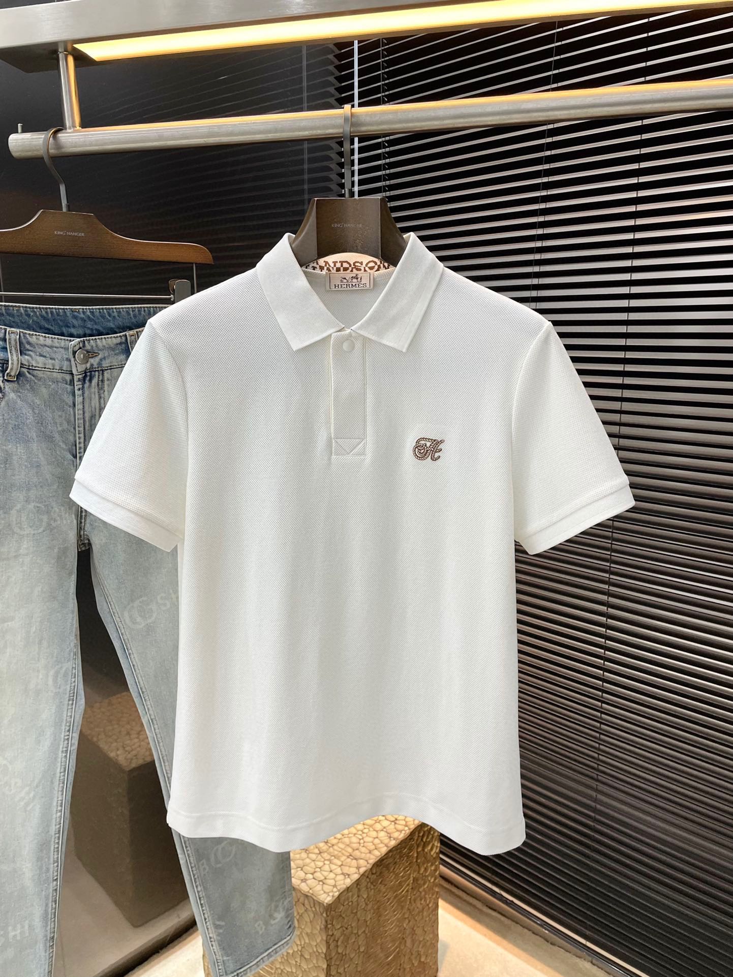 NO:413651,P HERMES (HERMES) 2025 spring and summer latest POLO short sleeves, using the latest mulberry silk fabric, which is resistant to washing and not easy to fade, has a soft feel and soft and comfortable composition. Classic design style, special customization, simple cutting and splicing, reflecting the extraordinary craftsmanship of workers, full of high-end and fashionable feeling!  The style is quite good at casual and versatile. Size M-3XL, hermes, hermes, T-shirt, alexander wang19860909P  HERMES（爱马仕）2025春夏最新款POLO短袖,采用最新桑蚕丝面料,耐水洗不易掉色,手感柔软、成分柔软舒适 经典设计风格 特殊定制 简单的裁剪方式拼接,体现出工人不凡的工艺,高端时尚感十足！版型相当赞休闲百搭款.尺码 M-3XL,,hermes,hermes,T-shirt,alexander wang,Men's clothing