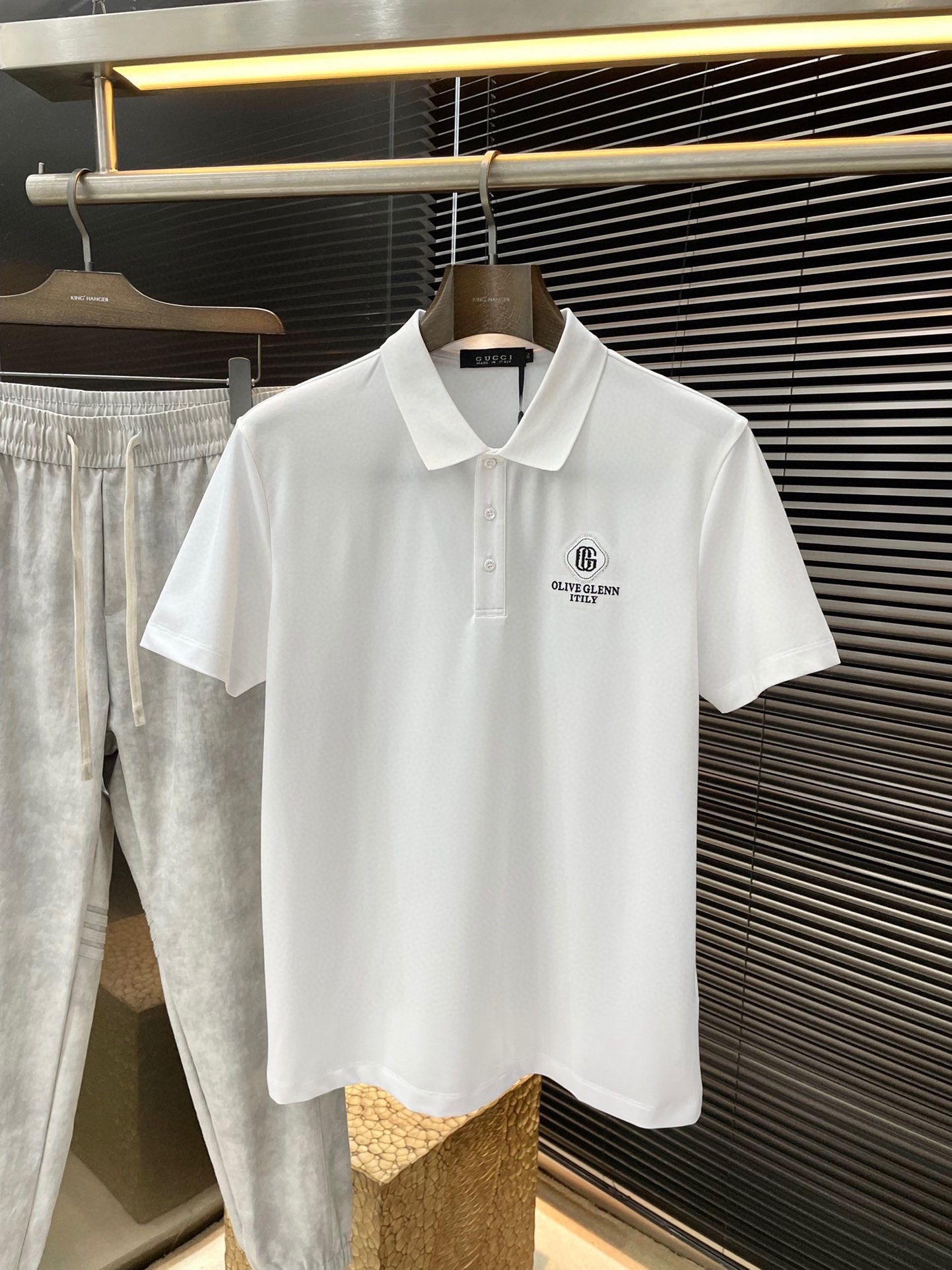 NO:413607,P Gucci (Gucci) has the latest POLO short-sleeved spring and summer 2025, using the latest mulberry silk fabric, which is resistant to washing and not easy to fade, has a soft feel and soft and comfortable composition. Classic design style, special customization, simple cutting method, reflecting the extraordinary craftsmanship of workers, full of high-end fashion sense!  The style is quite good and casual and versatile. Size M-3XL is shipped the next day, gucci, gucci, T-shirt, alexander wang19860909P  Gucci（古驰）2025年春夏最新款POLO短袖,采用最新桑蚕丝面料,耐水洗不易掉色,手感柔软、成分柔软舒适 经典设计风格 特殊定制 简单的裁剪方式拼接,体现出工人不凡的工艺,高端时尚感十足！版型相当赞休闲百搭款.尺码 M-3XL 隔天出货,,gucci,gucci,T-shirt,alexander wang,Men's clothing