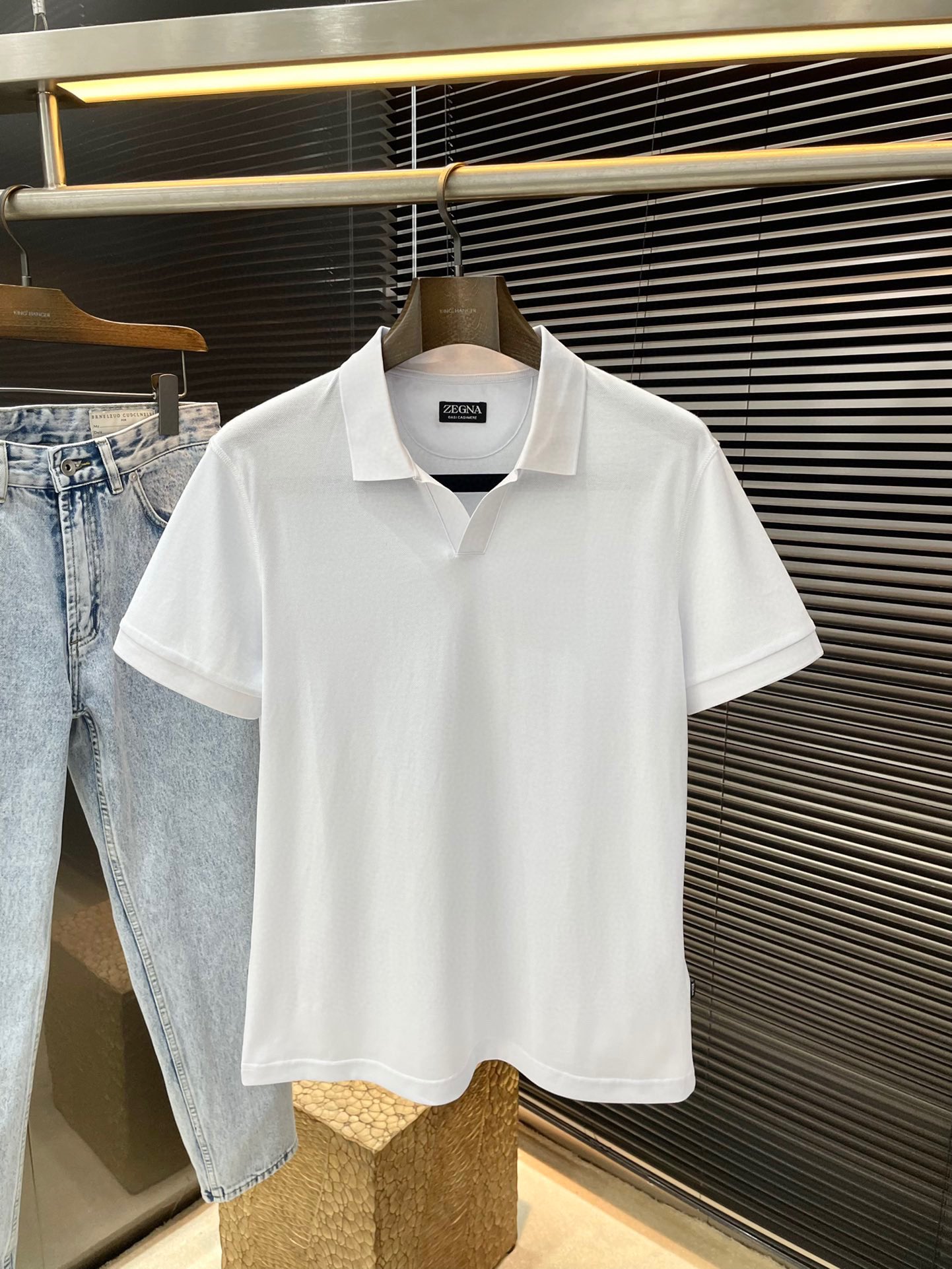 NO:413615,P Z Zegna- (Jegna) The latest POLO short-sleeved sleeves in spring and summer 2025, adopting the latest double-sided mercerized bead floor cotton fabric, which is resistant to washing and not easy to fade. It has soft touch and soft and comfortable ingredients. Classic design style. Special customization. Simple cutting method splicing reflects the extraordinary craftsmanship of workers and is full of high-end fashion sense!  The style is quite good at casual and versatile. Size M-3XL, zegna, T-shirt, alexander wang19860909P  Z Zegna-（杰尼亚）2025春夏最新款POLO短袖,采用最新双面丝光珠地棉面料,耐水洗不易掉色,手感柔软、成分柔软舒适 经典设计风格 特殊定制 简单的裁剪方式拼接,体现出工人不凡的工艺,高端时尚感十足！版型相当赞休闲百搭款.尺码 M-3XL,,zegna,T-shirt,alexander wang,Men's clothing