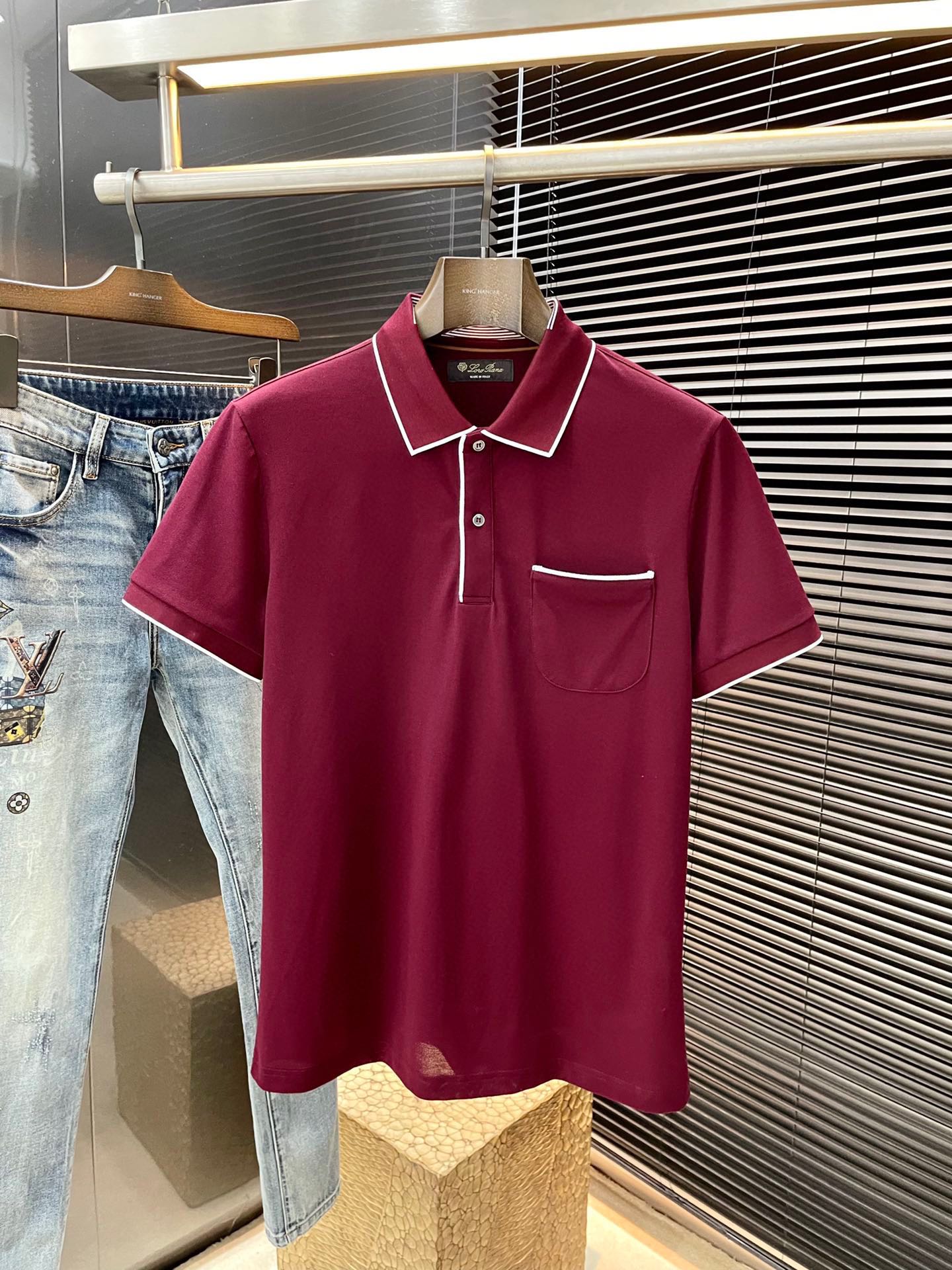 NO:413623,P Loro Piana (Nuoyou Piana) has the latest POLO short-sleeved sleeves in spring and summer 2025, using the latest double-sided mercerated bead floor fabric, which is resistant to washing and not easy to fade. It has soft touch and soft and comfortable ingredients. Classic design style. Special customization. Simple cutting and splicing reflects the extraordinary craftsmanship of workers and is full of high-end fashion!  The style is quite good at casual and versatile. Size M-3XL, loro piana, T-shirt, alexander wang19860909P  Loro Piana（诺悠翩雅）2025年春夏最新款POLO短袖,采用最新双面丝光珠地面料,耐水洗不易掉色,手感柔软、成分柔软舒适 经典设计风格 特殊定制 简单的裁剪方式拼接,体现出工人不凡的工艺,高端时尚感十足！版型相当赞休闲百搭款.尺码 M-3XL,,loro piana,T-shirt,alexander wang,Men's clothing