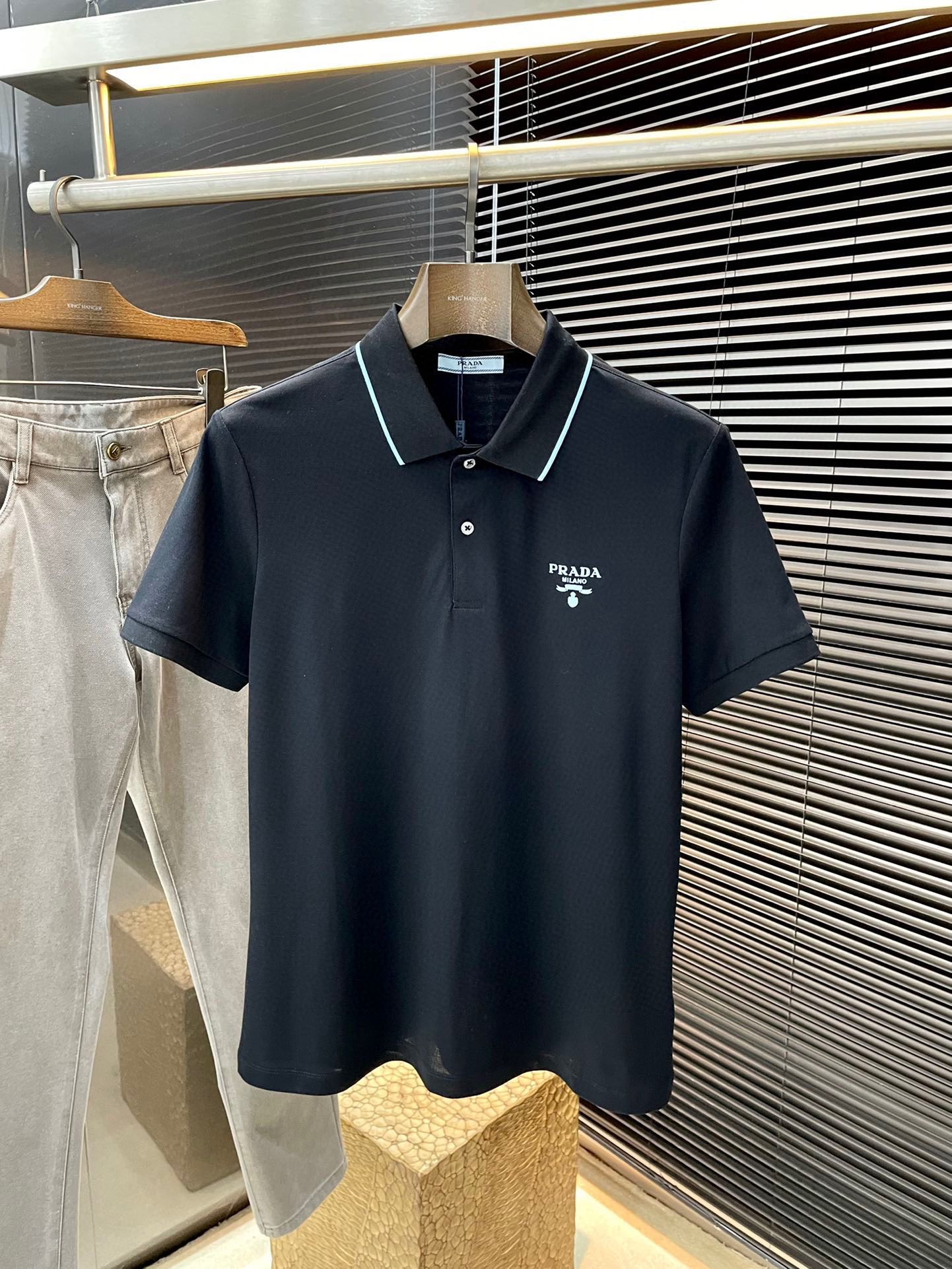 NO:413631,P PRADA- (Prada) The latest POLO short-sleeved sleeves in spring and summer 2025, using the latest double-sided mercerated bead floor fabric, which is resistant to washing and not easy to fade. It feels soft and has soft and comfortable ingredients. Classic design style, special customization, simple cutting method splicing, reflecting the extraordinary craftsmanship of workers, full of high-end fashion sense!  The style is quite good and casual and versatile. Size M-3XL, prada, prada, T-shirt, alexander wang19860909P  PRADA-（普拉达）2025年春夏最新款POLO短袖,采用最新双面丝光珠地面料,耐水洗不易掉色,手感柔软、成分柔软舒适 经典设计风格 特殊定制 简单的裁剪方式拼接,体现出工人不凡的工艺,高端时尚感十足！版型相当赞休闲百搭款.尺码 M-3XL,,prada,prada,T-shirt,alexander wang,Men's clothing