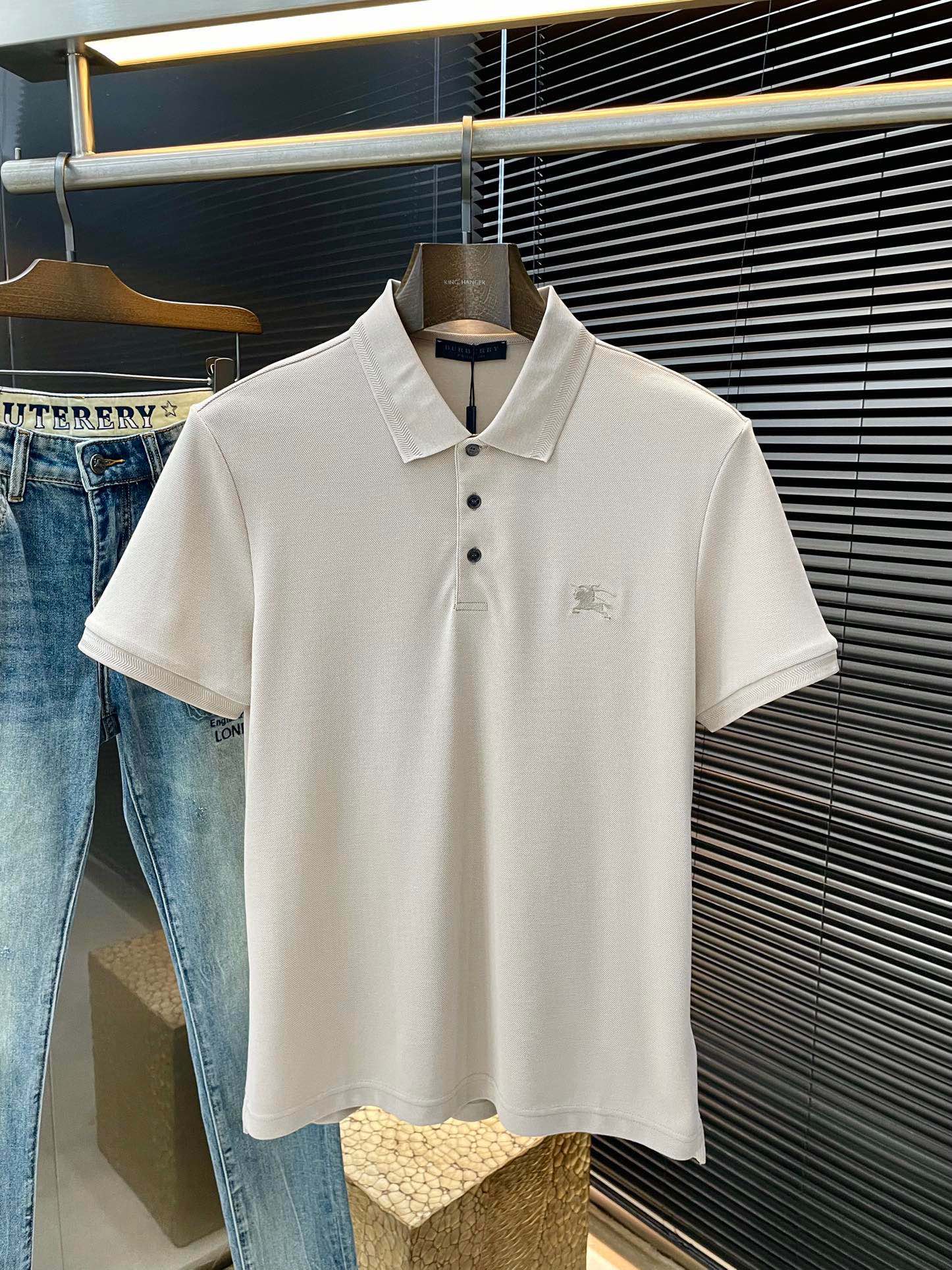 NO:413639,P Burberry- (Burberry) The latest POLO short-sleeved sleeves in spring and summer 2025, uses the latest double-sided mercerated bead floor fabric, which is resistant to washing and not easy to fade. It has soft touch and soft and comfortable ingredients. Classic design style. Special customization. Simple cutting and splicing reflects the extraordinary craftsmanship of workers and is full of high-end fashion!  The style is quite good at casual and versatile. Size M-3XL, burberry, burberry, T-shirt, alexander wang19860909P  Burberry-（巴宝莉）2025年春夏最新款POLO短袖,采用最新双面丝光珠地面料,耐水洗不易掉色,手感柔软、成分柔软舒适 经典设计风格 特殊定制 简单的裁剪方式拼接,体现出工人不凡的工艺,高端时尚感十足！版型相当赞休闲百搭款.尺码 M-3XL,,burberry,burberry,T-shirt,alexander wang,Men's clothing