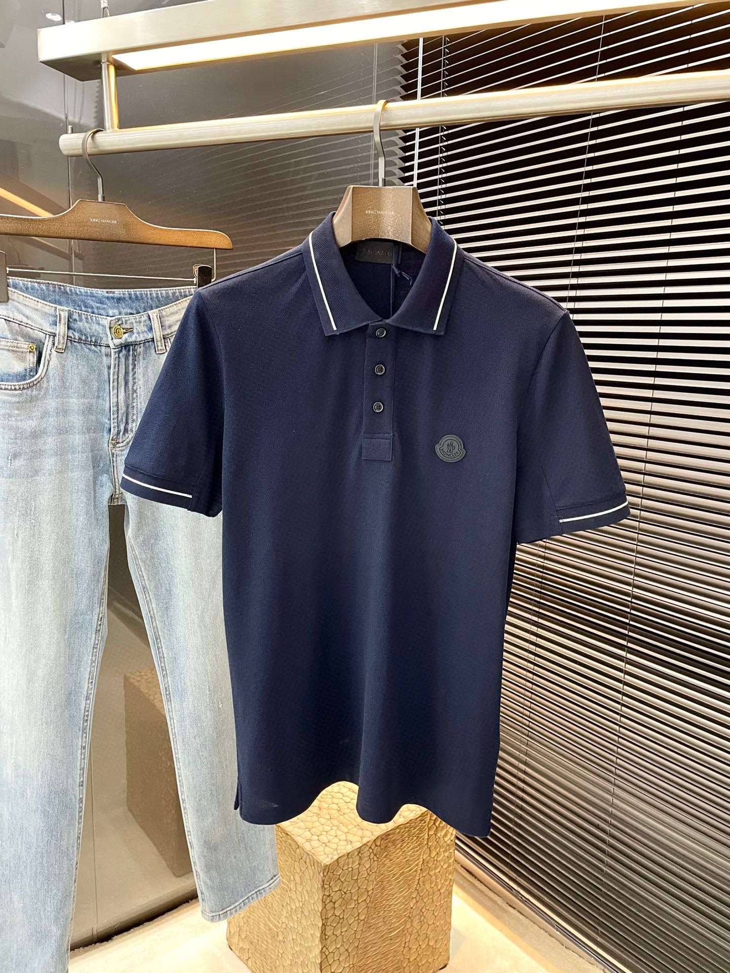 NO:413646,P Moncher- (Monkey) The latest Polo short-sleeved spring and summer 2025. This Polo shirt is made of high-end cotton beaded floor fabric, making it a timeless design item suitable for all seasons. Classic styles, classic silicone logo on the chest, shell buttons are engraved with Mengjia English letters, original 1:1 development, complete three standards, business and casual, high-end wear on the outside and inside, the same style as men and women, highly recommended!  Color Black White Navy Number of Code S M L XL,,Moncler,T-shirt,alexander wang19860909P  Moncher-（蒙口）2025年春夏最新款Polo短袖,这款Polo衫采用高端棉质珠地面料制成,是适合各种季节的隽永设计单品.经典款式,胸前饰有经典硅胶标识,贝壳纽扣刻有蒙家英文字母,原版1:1开发,三标齐全,商务休闲,外穿内搭都高档次,男女同款,强烈推荐！颜色 黑色 白色 藏青色 码数 S M L XL,,Moncler,T-shirt,alexander wang,Men's clothing