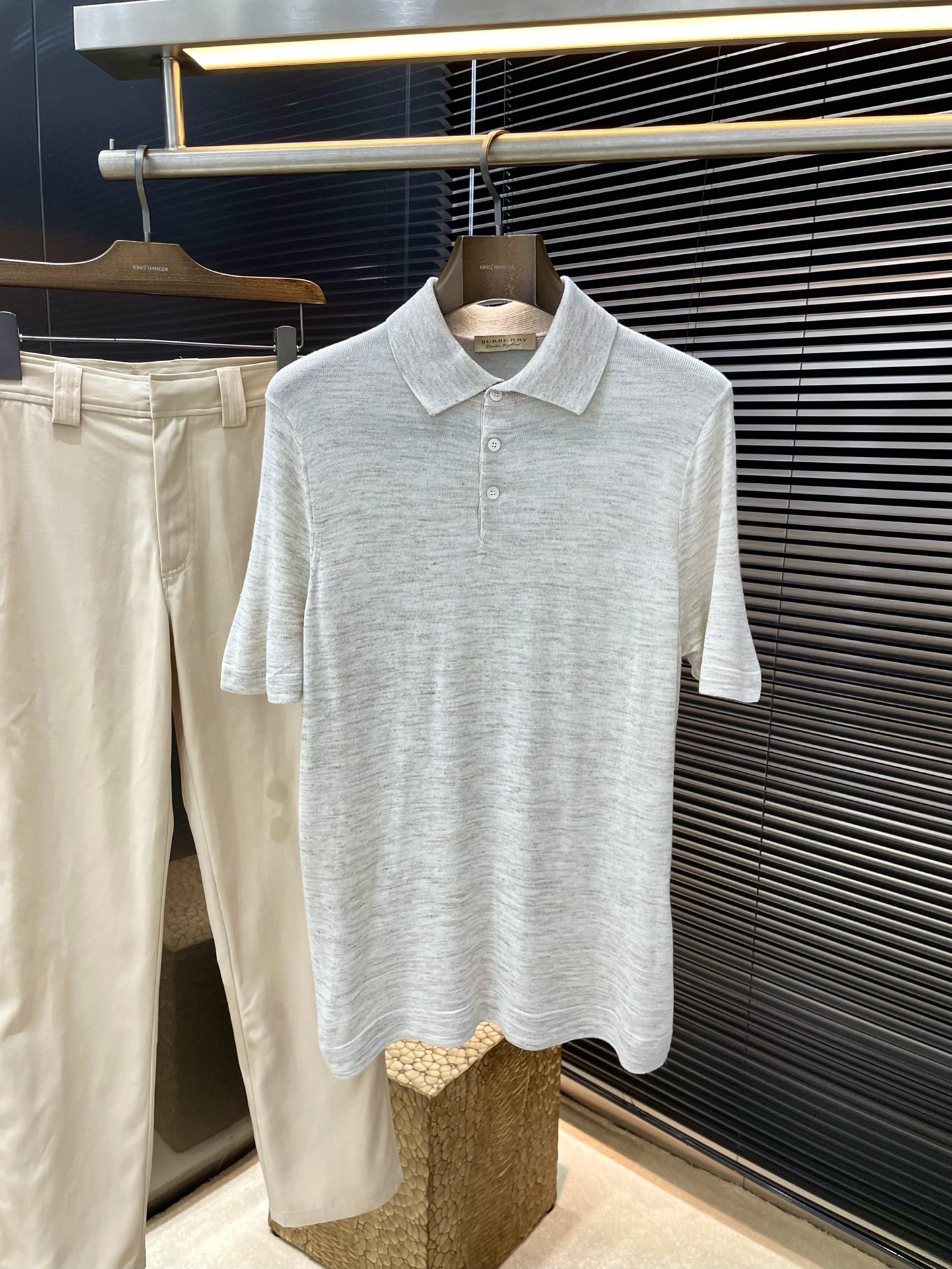 NO:413656,P Burberry- (Burberry) The latest spring and summer 2025 linen and cotton knitted polo shirt, this polo shirt is made of linen and cotton yarn, with a light texture, bringing a cool and comfortable feeling to wear, fitting a straight and comfortable sense of leisure, offering new items for a mild climate. Highly recommended!  Count 46 48 50 52 54, burberry, burberry, alexander wang19860909P  Burberry-（巴宝莉）2025年春夏最新款麻棉针织马球衫,这款马球衫采用麻棉纱线制作而成,轻盈质感,为穿着带来了一缕清凉的惬意,契合笔直、舒适的休闲量感,为温和气候再献新单品.强烈推荐！码数 46 48 50 52 54,,burberry,burberry,alexander wang,Men's clothing