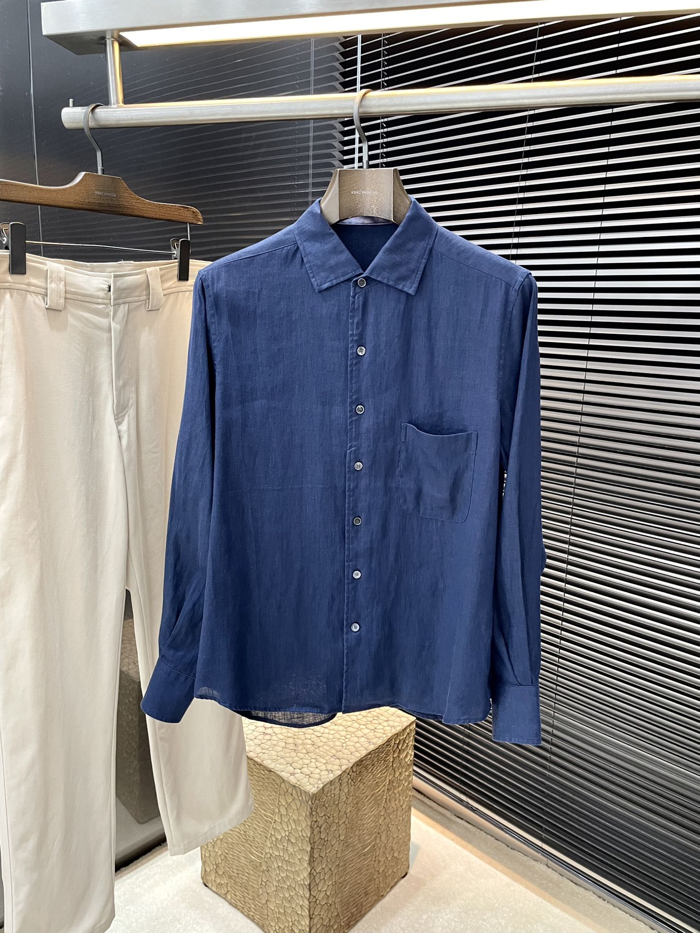 NO:413660,P Brunello Cucinelli 2025 spring and summer new linen five-color button-up shirt, this shirt is made of linen fabric, developed 1:1 in the original version, the fabric is soft and delicate, and it uses shell button closure design. The linen fabric makes you comfortable and upscale on the upper body, and is the best choice for crisp clothes in summer. Highly recommended!  S M L XL, brunello cucinelli,shirts,alexander wang19860909P  Brunello Cucinelli 2025春夏新款亚麻五色纽扣衬衫,这款衬衫采用亚麻面料制作而成,原版1:1开发,面料柔软细腻,采用贝壳纽扣开合设计,亚麻面料让您上身即舒服又上档次,是夏日挺括衣装的不二之选.强烈推荐！码数 S M L XL,,brunello cucinelli,shirts,alexander wang,Men's clothing