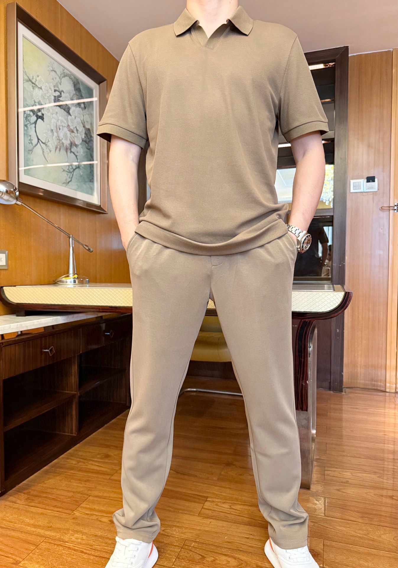 NO:414724,Jenia-Lapel Short-sleeved Polo shirt with small V-neck Matching logo Small label The fabric is made of long wool cotton with polyester fiber and spandex with the following characteristics: 1. The fiber of soft and comfortable long wool cotton has a long fiber length and high strength. The fabric made of soft, comfortable and delicate touch is suitable for clothing and bedding that directly contacts the skin. 1. Polyester fiber has good elasticity and can maintain the shape of the fabric and not easily deform. 2. Breathable and hygroscopic long wool cotton has good hygroscopic and breathable properties, can quickly absorb and dissipate moisture from the human body, keeping the skin dry, and is especially suitable for hot or humid climate conditions. 3. Wear-resistant and durable long wool cotton fiber has high strength, and the fabric is made of strong wear resistance and has a longer service life. 1. Polyester fiber is also very durable and durable, suitable for various high-strength wear needs.  4. Good elasticity spandex has excellent elasticity and can provide excellent elasticity and drape, suitable for making clothing that requires elasticity 5. Easy-to-wash and easy-dry polyester fiber has excellent washing performance, easy to clean and dry, suitable for busy lifestyle 6. Brightly colored long velvet cotton fiber has good dyeing effect, bright and long-lasting colors, and does not fade easily Size 48-56 (model 173/130 wear 48, with Hong Kong Lane Crawford gift box packaging), zegna, T-shirt, alexander wang19860909杰尼亚-翻领短袖polo衫小v领 搭配标志小标 面料采用长绒棉加聚酯纤维加氨纶的面料具有以下特点 1. 柔软舒适长绒棉的纤维长度较长,强度高,制成的织物手感柔软、舒适,触感细腻,适合直接接触皮肤的衣物和床上用品1.聚酯纤维则具有良好的弹性,能够保持织物的形状,不易变形 2.透气吸湿长绒棉具有良好的吸湿性和透气性,能够快速吸收并散发人体排出的湿气,保持肌肤干爽,特别适合炎热或潮湿的气候条件 3.耐磨耐用长绒棉纤维强度高,制成的织物耐磨性强,使用寿命更长1.聚酯纤维也非常耐穿耐用,适合各种高强度的穿着需求 4.弹性良好氨纶的弹性极佳,能够提供出色的弹性和悬垂感,适合制作需要弹性的服装 5.易洗易干聚酯纤维的洗涤性能极佳,易于清洗和干燥,适合忙碌的生活方式 6.色彩鲜艳长绒棉纤维具有良好的染色效果,颜色鲜艳且持久,不易褪色 尺码48-56（模特173/130穿48,配香港连卡佛礼盒包装）,,zegna,T-shirt,alexander wang,Men's clothing