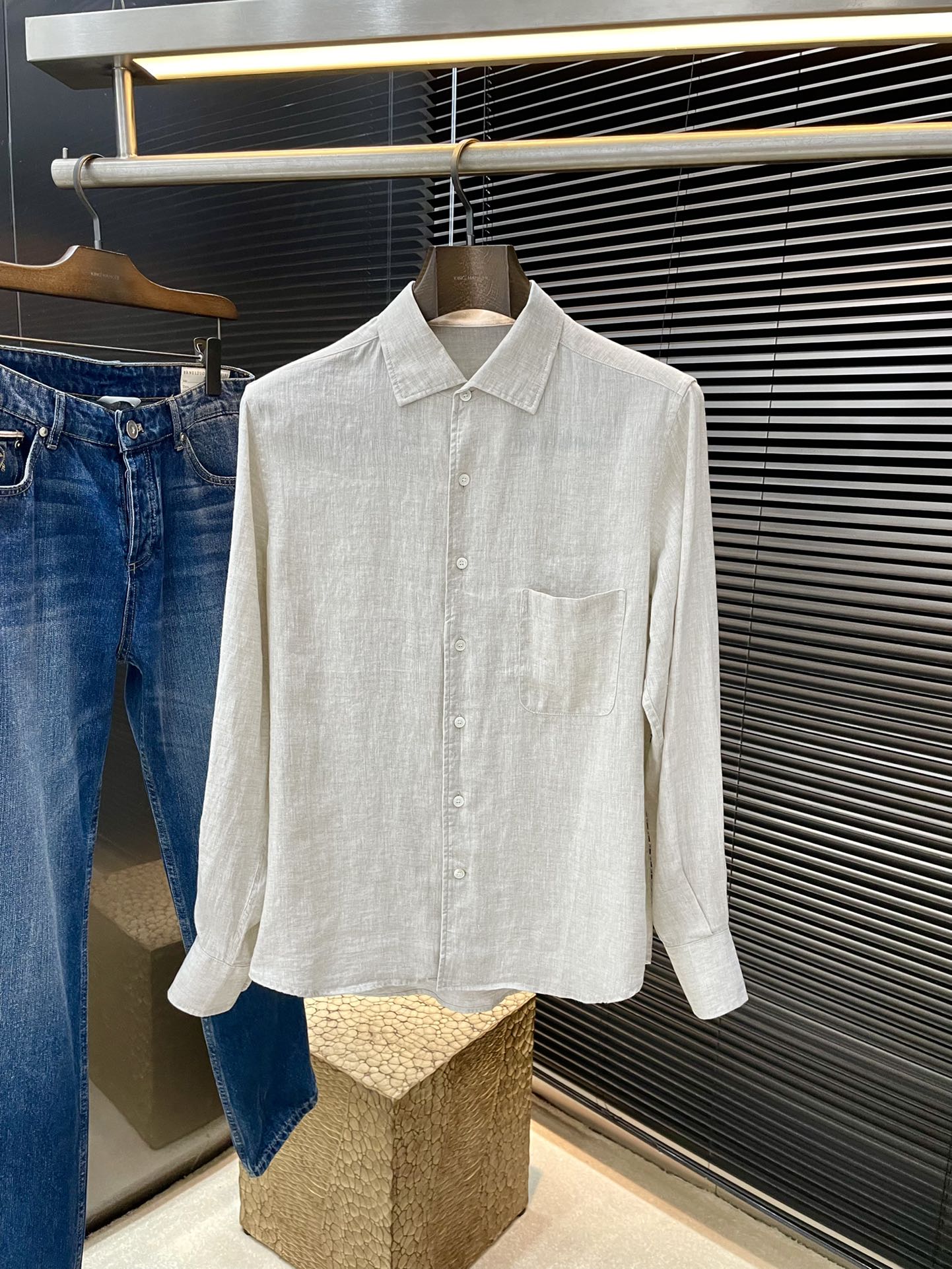 NO:413667,P Brunello Cucinelli 2025 spring and summer new linen five-color button-up shirt, this shirt is made of linen fabric, developed 1:1 in the original version, the fabric is soft and delicate, and it uses shell button closure design. The linen fabric makes you comfortable and upscale on the upper body, and is the best choice for crisp clothes in summer. Highly recommended!  S M L XL, brunello cucinelli,shirts,alexander wang19860909P  Brunello Cucinelli 2025春夏新款亚麻五色纽扣衬衫,这款衬衫采用亚麻面料制作而成,原版1:1开发,面料柔软细腻,采用贝壳纽扣开合设计,亚麻面料让您上身即舒服又上档次,是夏日挺括衣装的不二之选.强烈推荐！码数 S M L XL,,brunello cucinelli,shirts,alexander wang,Men's clothing