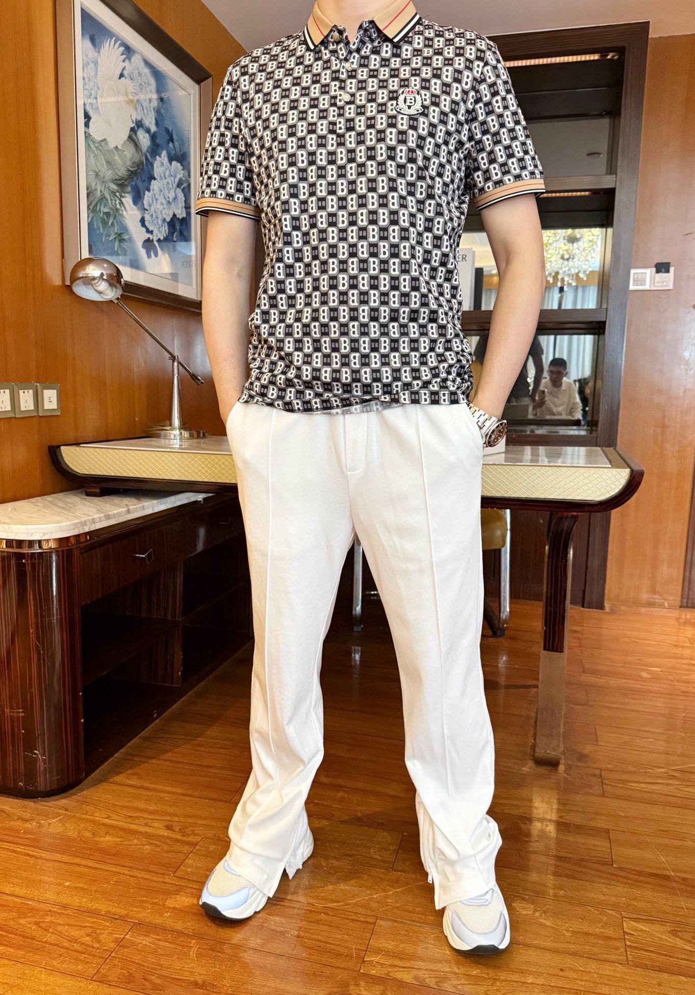 NO:414737,Balmain - The latest hot-selling Polo in 2025 counters is shipped, and the hot-selling items in European and American counters are available!  Selected Italian imported Tianshi cotton + recycled fiber fabrics with the latest design, the exquisite brand badge embroidery on the chest and the large B English and customized buttons in the whole body are quite fashionable. There is no need to say much about the effect of the upper body. The number of code L-4XL (model 173/130 wears L and is equipped with Hong Kong Lane Crawford gift box packaging), balmain, alexander wang19860909巴尔曼-2025专柜最新爆款Polo出货 欧美专柜热销单品！精选意大利进口天丝棉+再生纤维面料搭配最新的设计,胸前的精致品牌徽章刺绣和通体的大B英文及定制纽扣相当彰显时尚 上身效果不用多说.码数L-4XL（模特173/130穿L、配香港连卡佛礼盒包装）,,balmain,alexander wang,Men's clothing