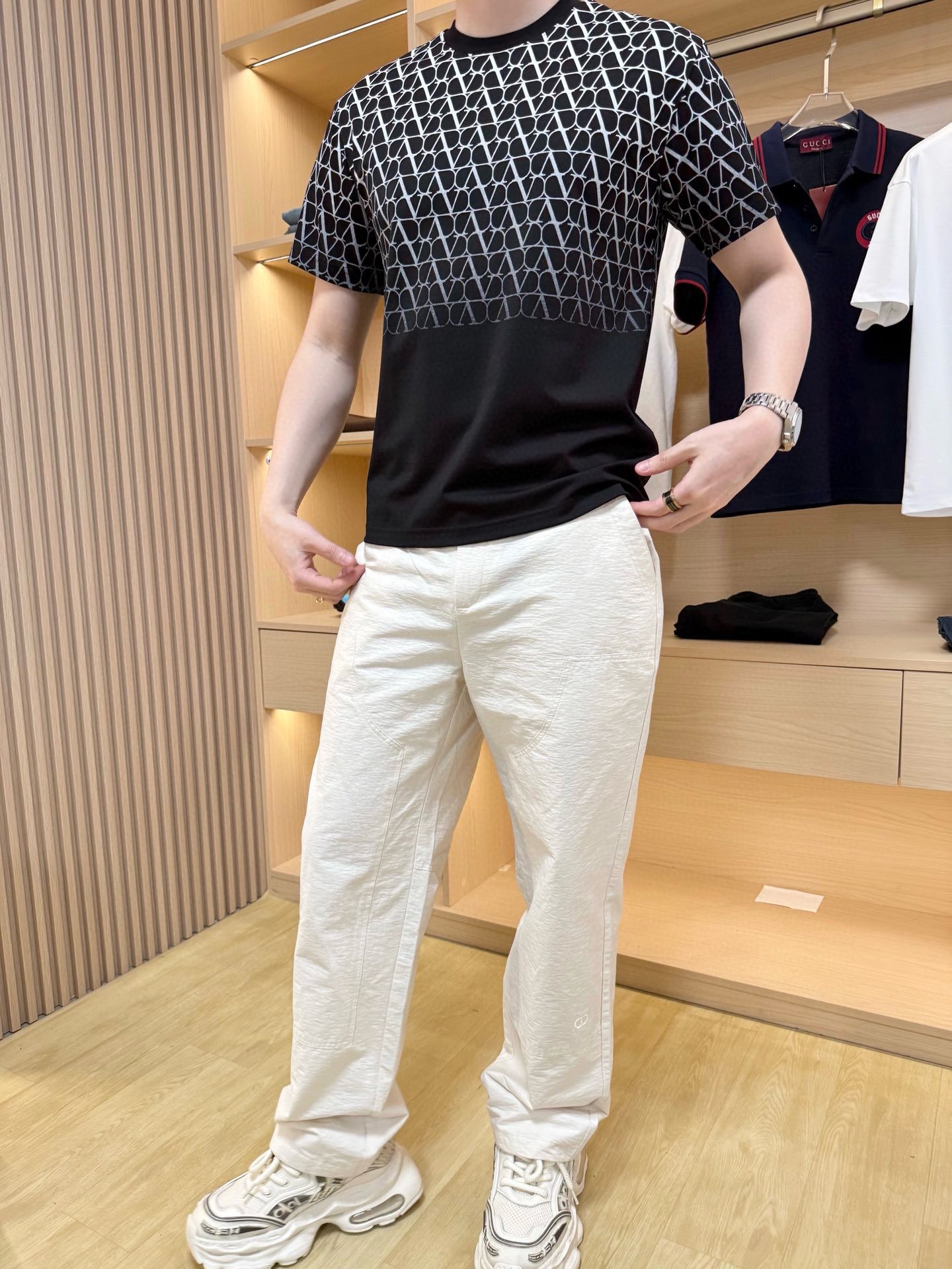 NO:414767,Dior-2025 counter latest hot casual pants arrive, hot-selling items in European and American counters!  Selected custom fabrics imported from Italy with the latest slim fit design of foot, customized hardware and CD letter embroidery to highlight fashion, needless to say, the upper body effect is: M-XXXL (model 180/140 wears L, with Hong Kong Lane Crawford gift box packaging), dior, alexander wang19860909迪奥-2025专柜最新爆款休闲裤到货,欧美专柜热销单品！精选意大利进口定制面料搭配最新的收脚修身设计,定制五金和CD字母绣彰显时尚 上身效果不用多说.码数:M-XXXL(模特180/140穿L,配香港连卡佛礼盒包装）,,dior,alexander wang,Men's clothing