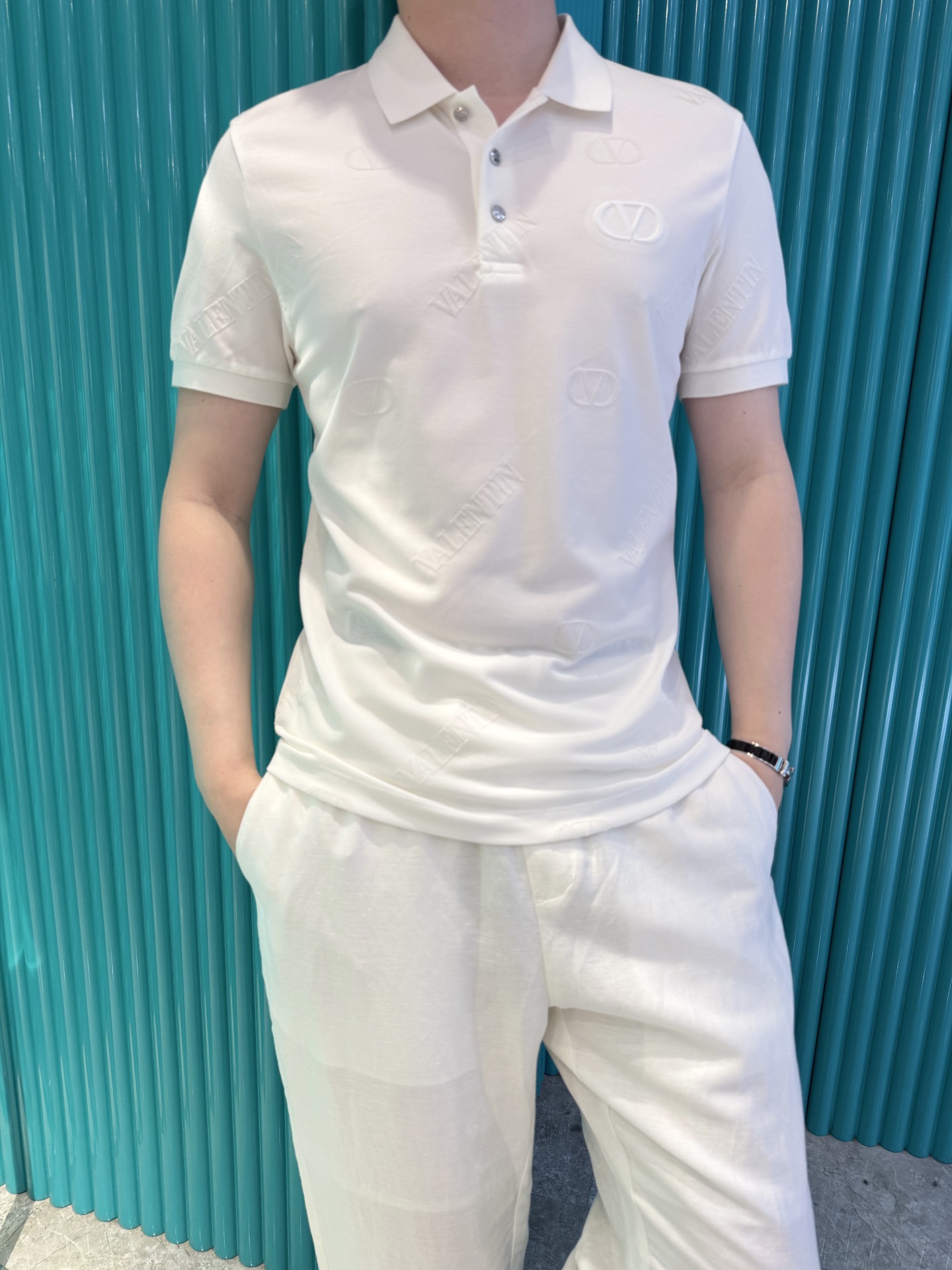 NO:414802,Valentino-2025 latest polo shipments, hot-selling items in Europe and the United States!  Selected Italian imported brand bead floor cotton fabrics, the whole brand logo is matched with the latest design, highlighting fashion!  Number of codes 48-56 (model 180/140 wears 50, with Hong Kong Lane Crawford gift box packaging), valentino, alexander wang19860909华伦天奴-2025最新polo出货 欧美热销单品！精选意大利进口品牌珠地棉面料,通体的品牌标志搭配最新的设计,彰显时尚 ！码数48-56（模特180/140穿50,配香港连卡佛礼盒包装）,,valentino,alexander wang,Men's clothing