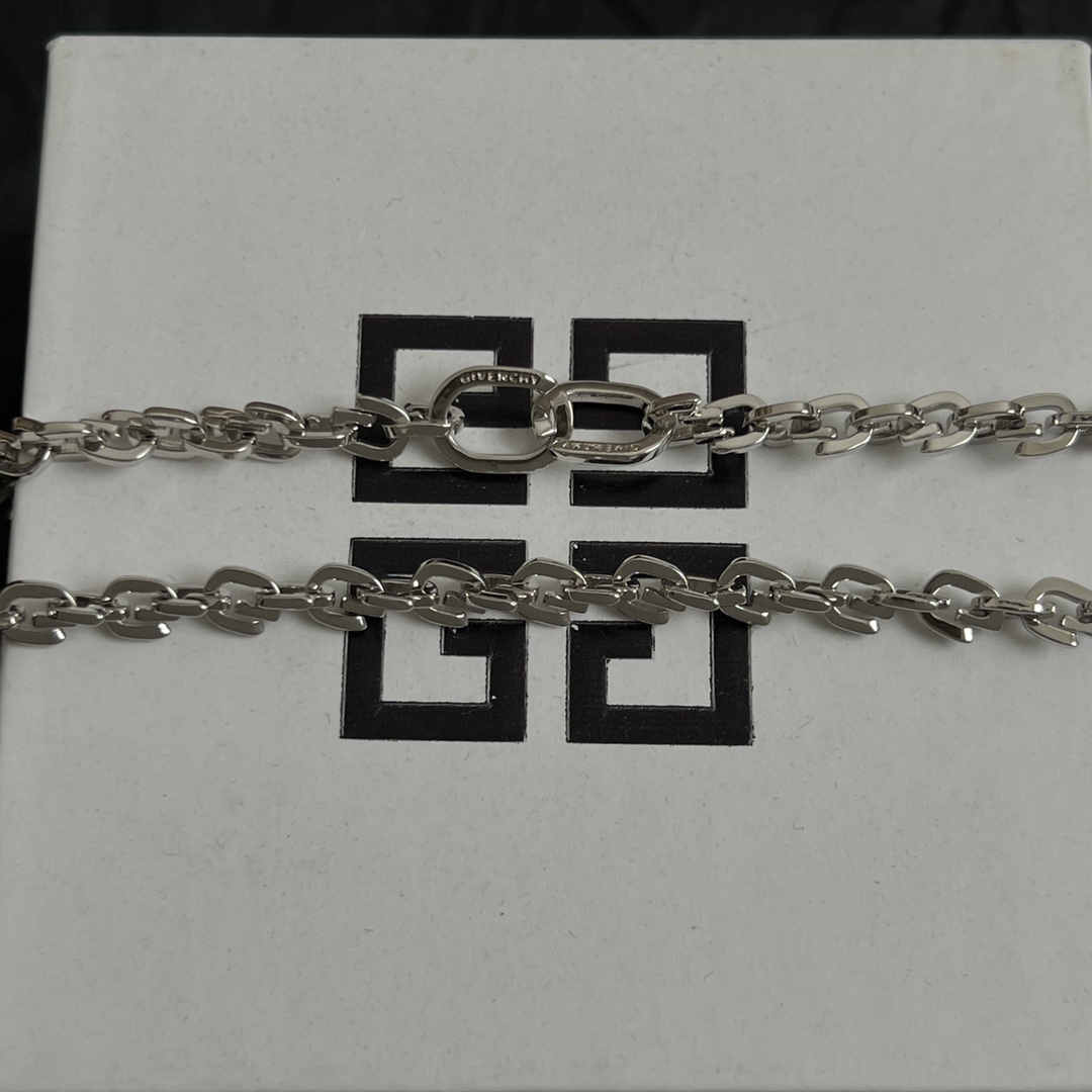 High-end Givenchy Quatch: Hand-Assembled Metal Chains, Modern Style and Quality Craftsmanship - 图片 9