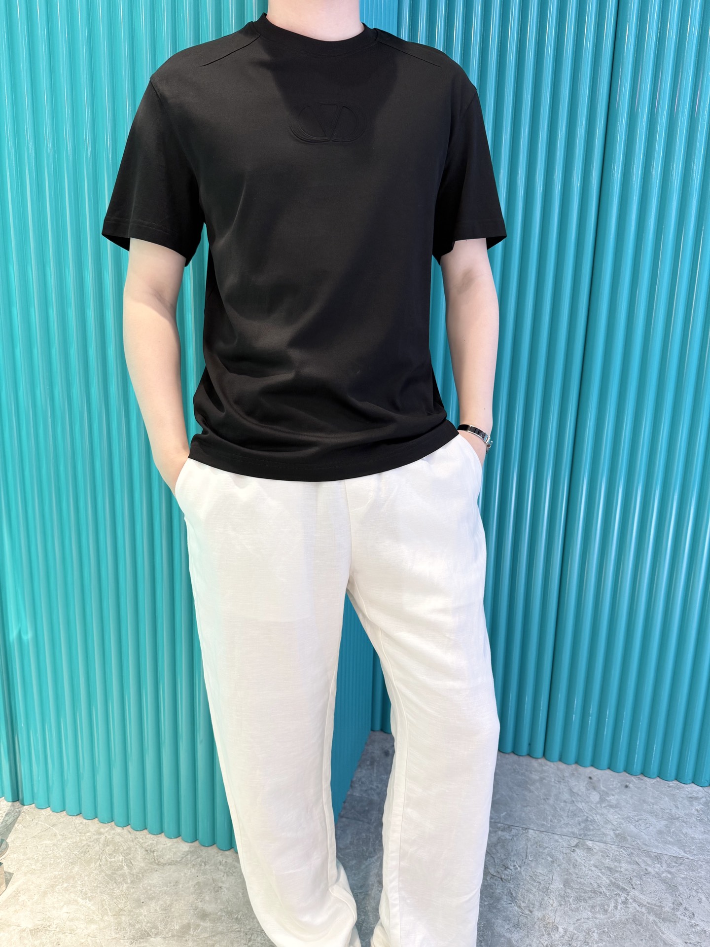 NO:414809,Valentino - the latest T-shirt shipment in 2025, hot-selling items in Europe and the United States!  Selected 100% European cotton fabrics from imported Italian brands, and the brand logo on the chest is matched with the latest design to highlight fashion!  Number of codes 48-56 (model 180/140 wears 50, with Hong Kong Lane Crawford gift box packaging), valentino,tees, t-shirt,alexander wang19860909华伦天奴-2025最新T恤出货 欧美热销单品！精选意大利进口品牌百分百欧货棉面料,胸口的品牌标志搭配最新的设计,彰显时尚 ！码数48-56（模特180/140穿50,配香港连卡佛礼盒包装）,,valentino,tees，t-shirt,alexander wang,Men's clothing