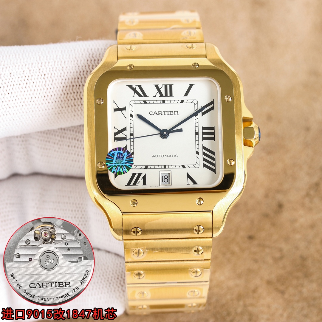 NO:337608,Unified (gift strap) Cartier Sandoz watch, a model of mature charm 1. [Size] 41.9mmX35.1mm 2. [Case] ​​Authentic mold opening, equipped with the best imported 316L material case!  Continuing the classic square design, neatly straight lines replace round lines, breaking the tradition of a circular dial. The beaded crown is inlaid with a cabochon-shaped blue synthetic spinel. 3. [Dial] silver-plated matte dial, sunlight ray pattern effect, Roman numeral hour marker 4. [Pointer] Sword-shaped blue steel pointer 5. [Mirror] Sapphire crystal mirror 6. [Movement] Imported 9015 movement to be modified into 1847 movement 7. [Watch strap] with rivets, full quick disassembly chain is unique, and there are two ways to wear belts and steel belts. You can change to calfskin straps of different colors according to your preferences. Cartier, cowhide19860909统一（送表带） 卡地亚山度士腕表,成熟魅力之典范 1、【尺寸】41.9mmX35.1mm 2、【表壳】正品开模,搭载最好的进口316L材质表壳！ 延续经典方形设计,利落直线替代圆润线条,更是打破了圆形表盘的传统.圆珠形表冠,镶嵌一颗凸圆形蓝色合成尖晶石 3、【表盘】镀银磨砂表盘,阳光射线纹饰效果,罗马数字时标 4、【指针】剑形蓝钢指针 5、【镜面】蓝宝石水晶镜面 6、【机芯】进口9015机芯改1847机芯 7、【表带】搭配铆钉全快拆表链别具一格,有皮带和钢带两种佩戴方式,可以根据喜好换成不同颜色的小牛皮表带,,cartier,cowhide,Watch