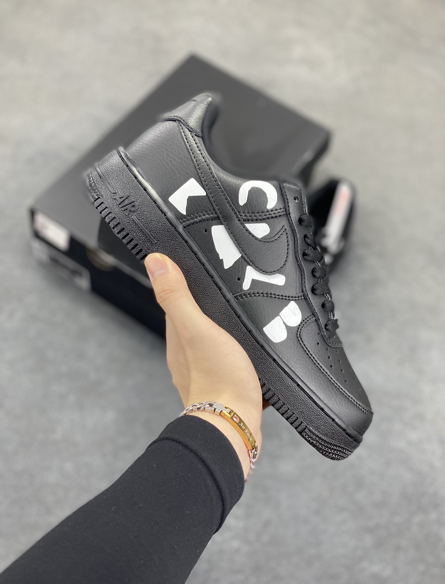 Nike Air Force 1 Low CDG黑 空军一号低帮运动休闲板鞋 原楦头原纸板 打造纯正空军版型#专注外贸渠道 全掌内置蜂窝气垫 #原盒配件 原厂中底钢印、拉帮完美 货号：IB9949-001 尺码：36 36.5 37.5 38 38.5 39 40 40.5 41 42 42.5 43 44 44.5 45-选品中心