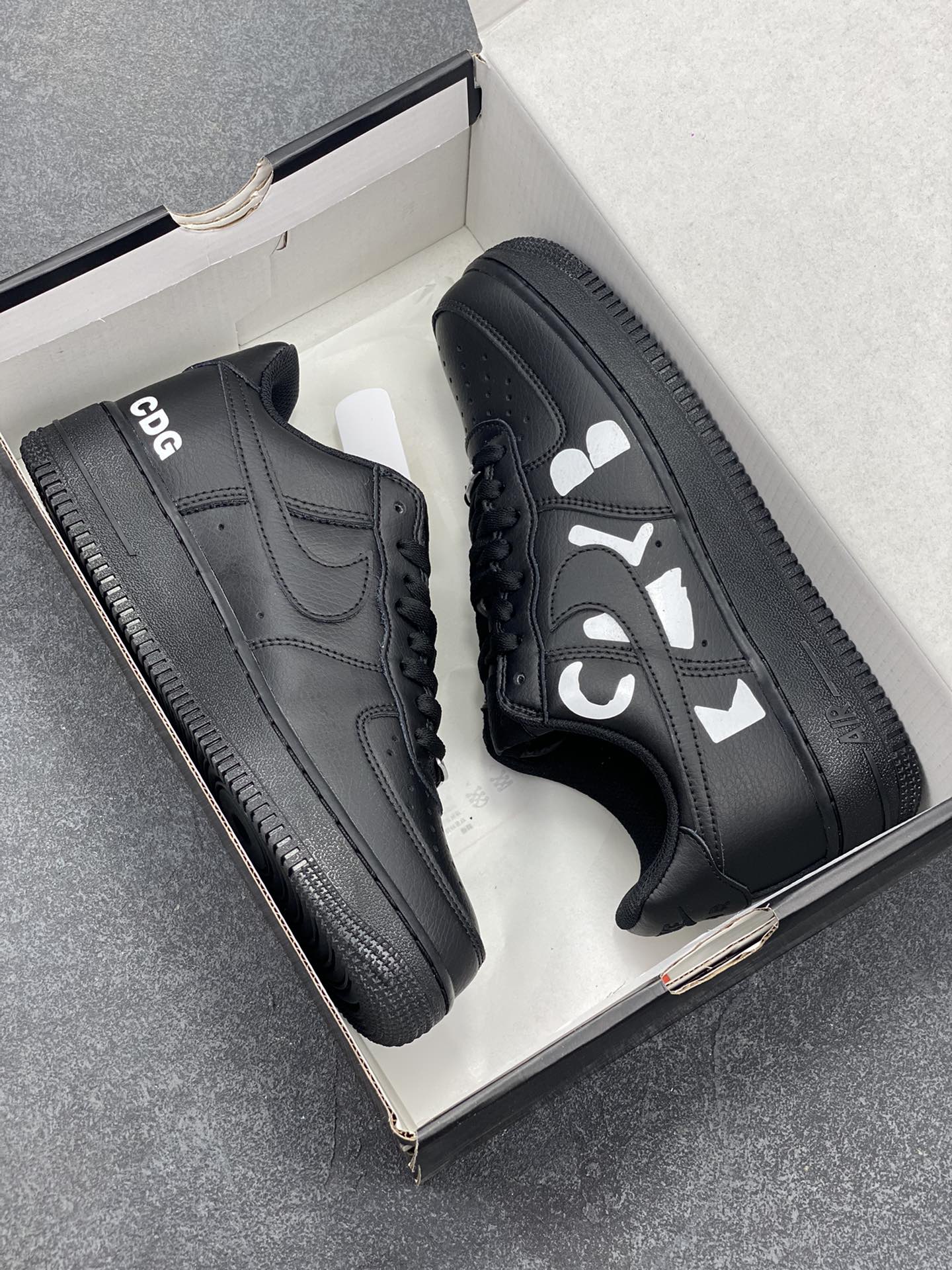 图片[9]-Nike Air Force 1 Low CDG黑 空军一号低帮运动休闲板鞋 原楦头原纸板 打造纯正空军版型#专注外贸渠道 全掌内置蜂窝气垫 #原盒配件 原厂中底钢印、拉帮完美 货号：IB9949-001 尺码：36 36.5 37.5 38 38.5 39 40 40.5 41 42 42.5 43 44 44.5 45-选品中心