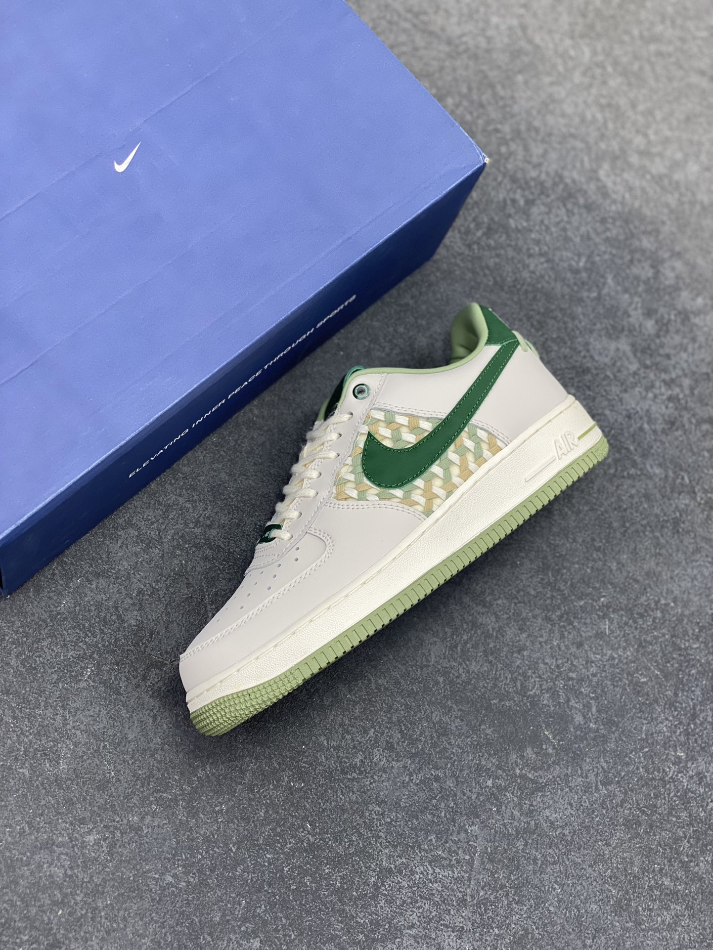 图片[7]-福利特价 Nike Air Force 1 Low 米白竹编系列 原楦头原纸板 打造纯正空军版型 专注外贸渠道 全掌内置蜂窝气垫 原盒配件 原厂中底钢印、拉帮完美 货号：FN0369-100 尺码：36 36.5 37.5 38 38.5 39 40 40.5 41 42 42.5 43 44 44.5 45-选品中心