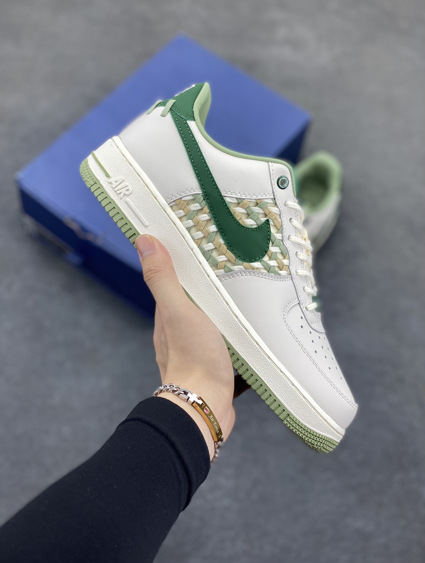 福利特价 Nike Air Force 1 Low 米白竹编系列 原楦头原纸板 打造纯正空军版型 专注外贸渠道 全掌内置蜂窝气垫 原盒配件 原厂中底钢印、拉帮完美 货号：FN0369-100 尺码：36 36.5 37.5 38 38.5 39 40 40.5 41 42 42.5 43 44 44.5 45-选品中心