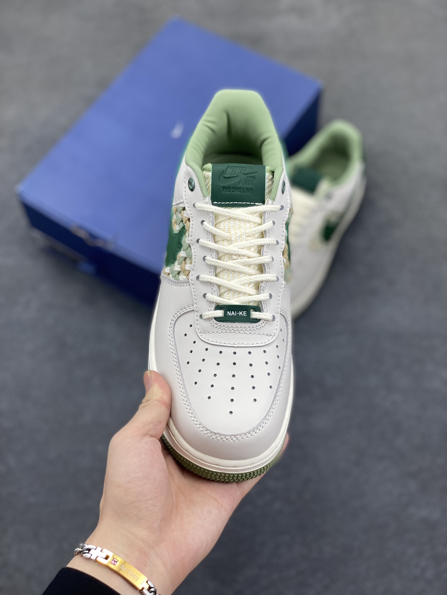 图片[2]-福利特价 Nike Air Force 1 Low 米白竹编系列 原楦头原纸板 打造纯正空军版型 专注外贸渠道 全掌内置蜂窝气垫 原盒配件 原厂中底钢印、拉帮完美 货号：FN0369-100 尺码：36 36.5 37.5 38 38.5 39 40 40.5 41 42 42.5 43 44 44.5 45-选品中心