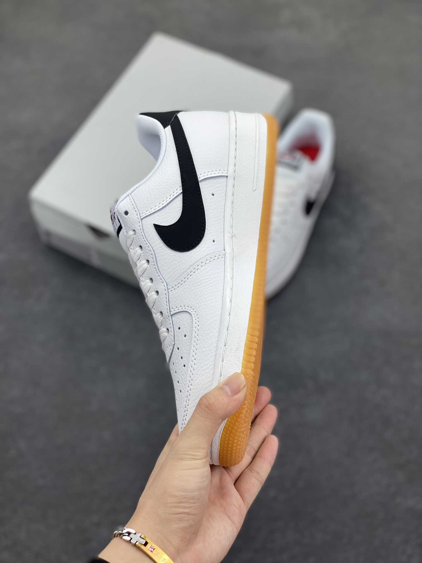 图片[3]-Nike Air Force 1 Low 空军一号低帮百搭休闲运动板鞋。柔软、弹性十足的缓震性能和出色的中底设计，横跨复古与现代的外型结合，造就出风靡全球三十多年的Force 1，直到今天还深受青睐。 货号：CI0057-100 尺码：36 36.5 37.5 38 38.5 39 40 40.5 41 42 42.5 43 44 44.5 45-选品中心
