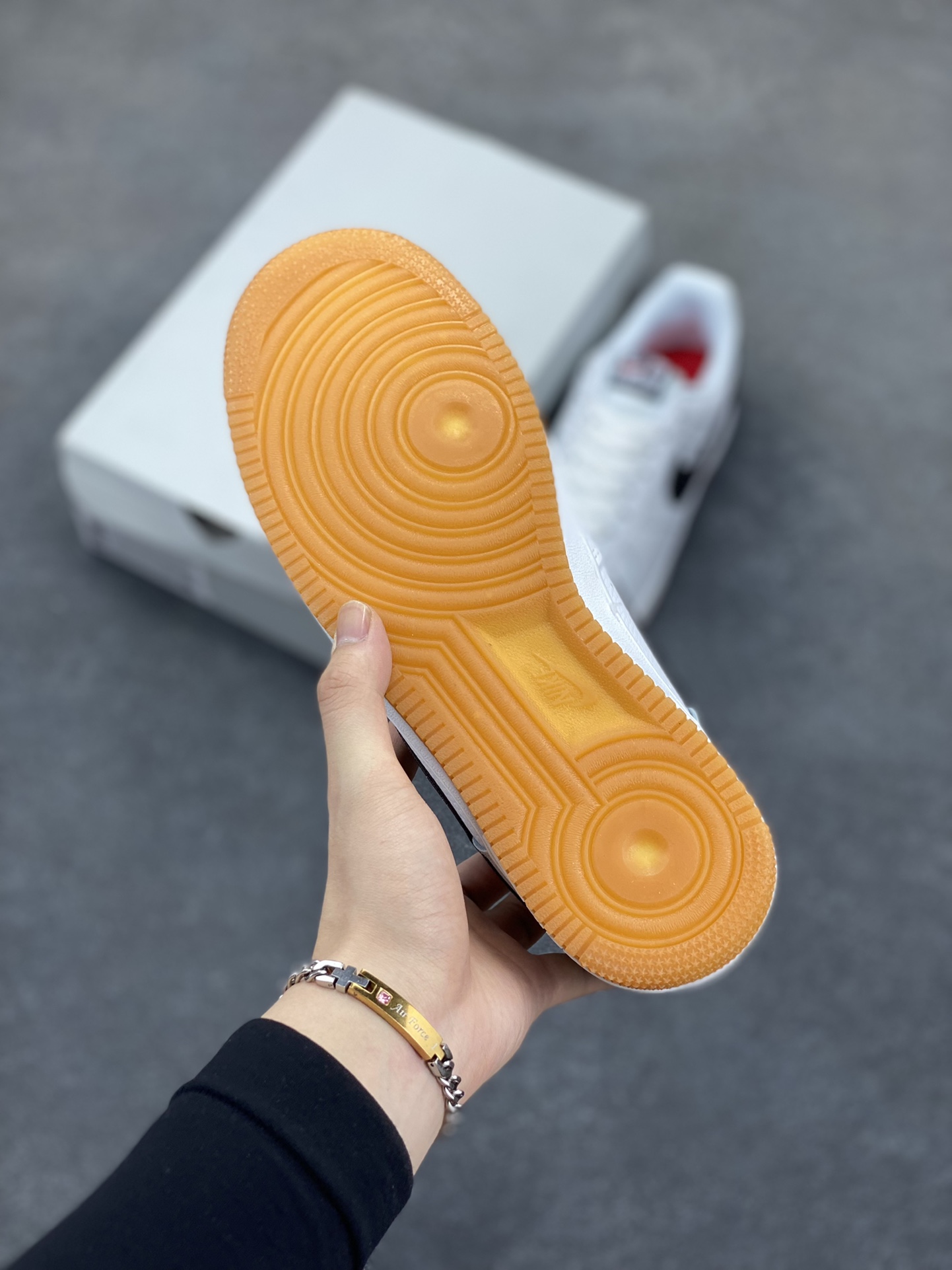 图片[5]-Nike Air Force 1 Low 空军一号低帮百搭休闲运动板鞋。柔软、弹性十足的缓震性能和出色的中底设计，横跨复古与现代的外型结合，造就出风靡全球三十多年的Force 1，直到今天还深受青睐。 货号：CI0057-100 尺码：36 36.5 37.5 38 38.5 39 40 40.5 41 42 42.5 43 44 44.5 45-选品中心