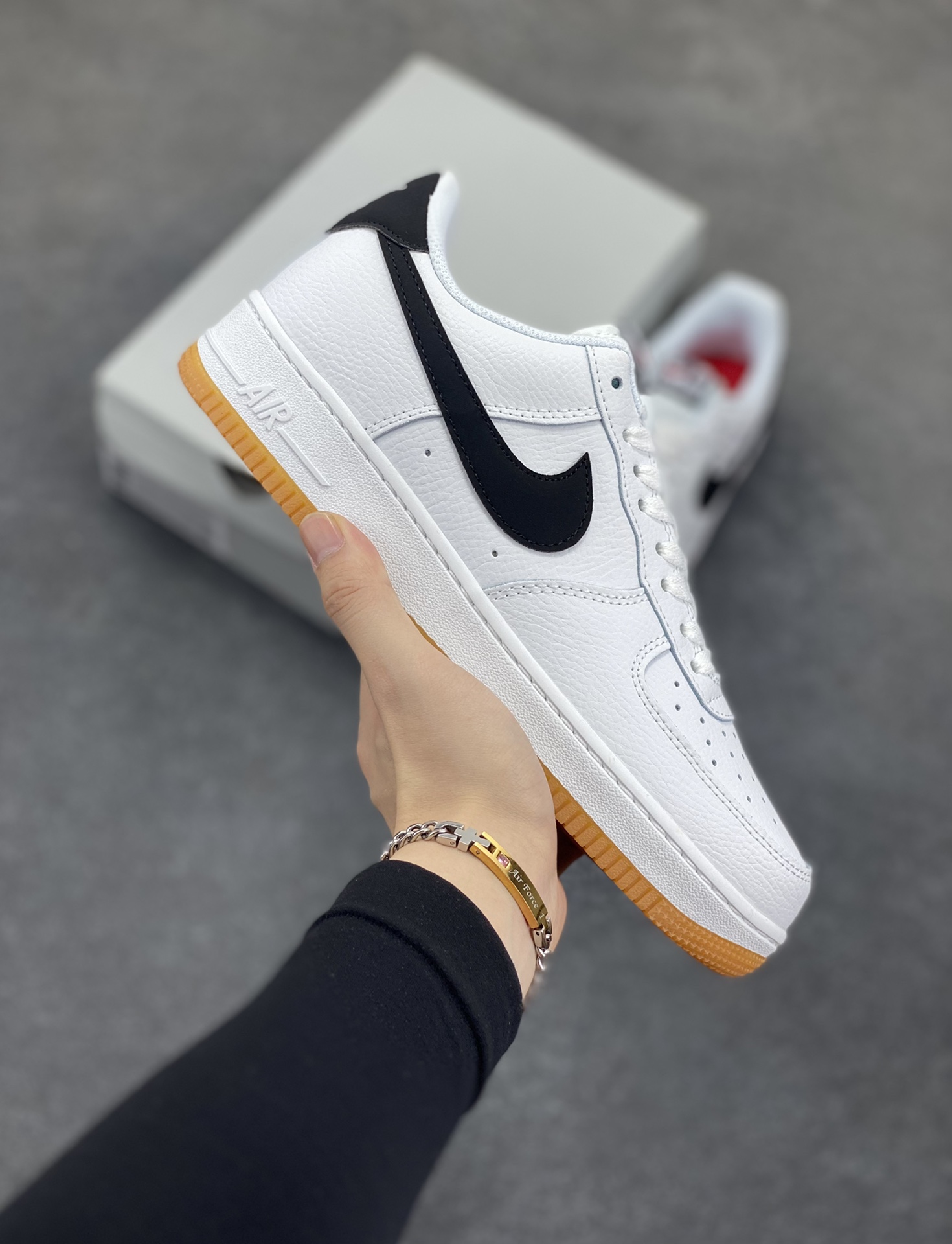 Nike Air Force 1 Low 空军一号低帮百搭休闲运动板鞋。柔软、弹性十足的缓震性能和出色的中底设计，横跨复古与现代的外型结合，造就出风靡全球三十多年的Force 1，直到今天还深受青睐。 货号：CI0057-100 尺码：36 36.5 37.5 38 38.5 39 40 40.5 41 42 42.5 43 44 44.5 45-选品中心