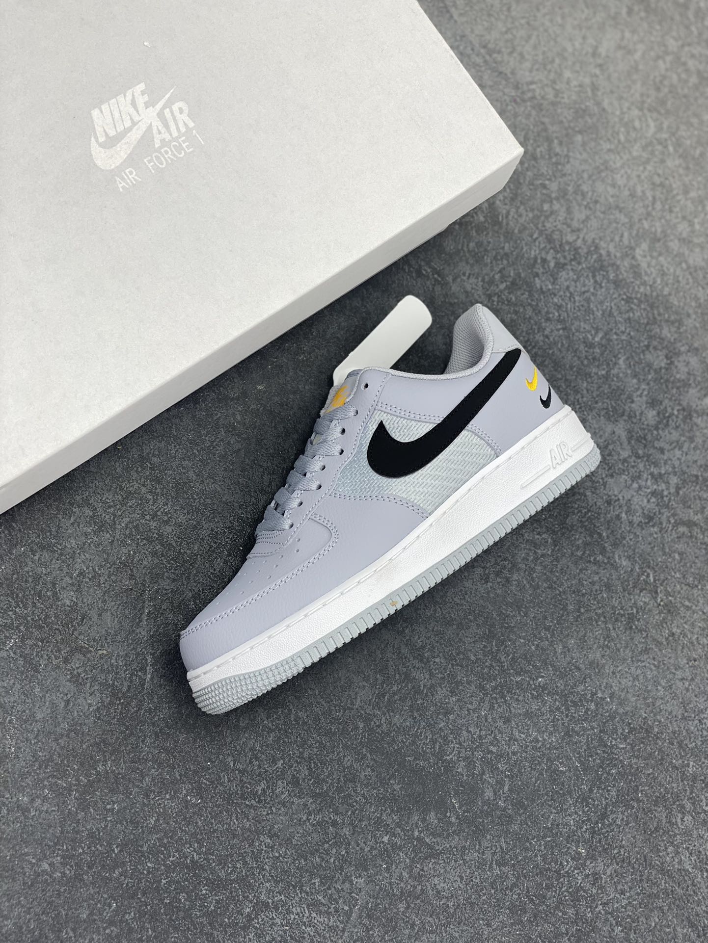图片[7]-福利特价 Nike Air Force 1 \’07 Low 三勾空军一号低帮休闲板鞋 “白灰黑勾” 原楦头原纸板 清洁度完美 全掌内置蜂窝气垫 中底钢印、拉帮完美 货号：FD0666-002 尺码：36 36.5 37.5 38 38.5 39 40 40.5 41 42 42.5 43 44 44.5 45-选品中心